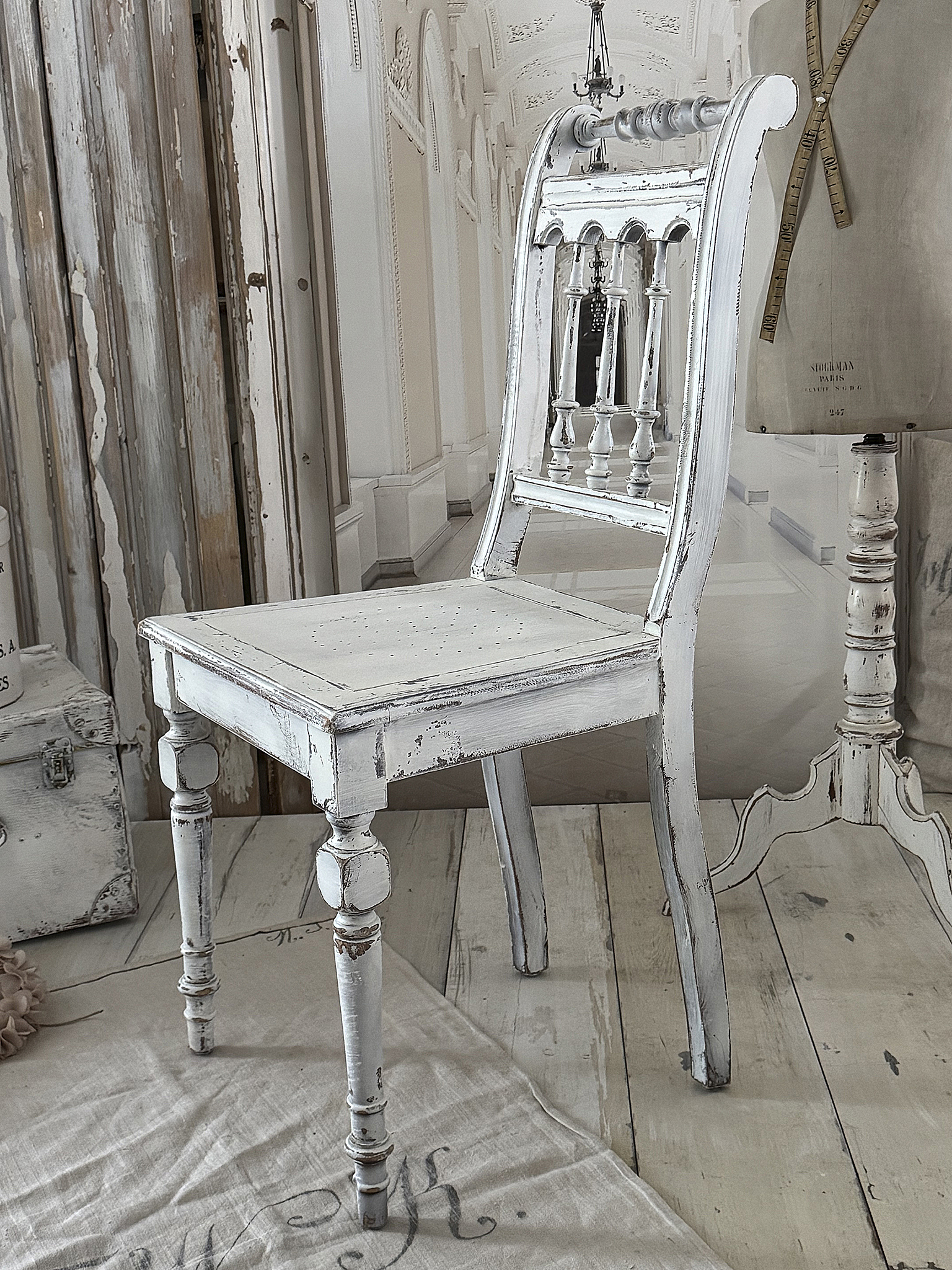 Antiker Gründerzeitstuhl im mattweißen Shabby-Kleid – charmant und zeitlos*** Antiker Gründerzeitstuhl im mattweißen Shabby-Kleid – charmant und zeitlos***