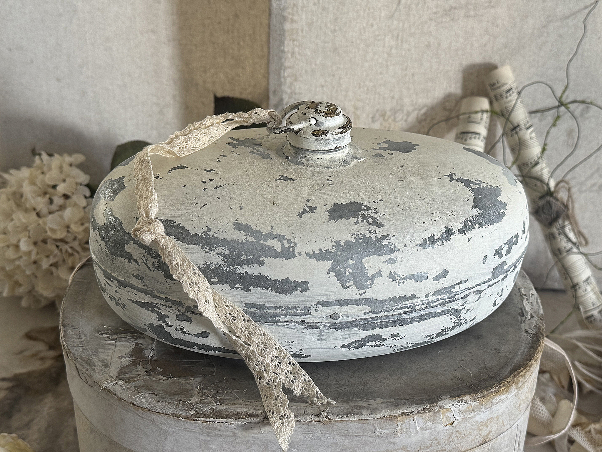 Antike Zinkwärmflasche mit romantischer Shabby-Deko***