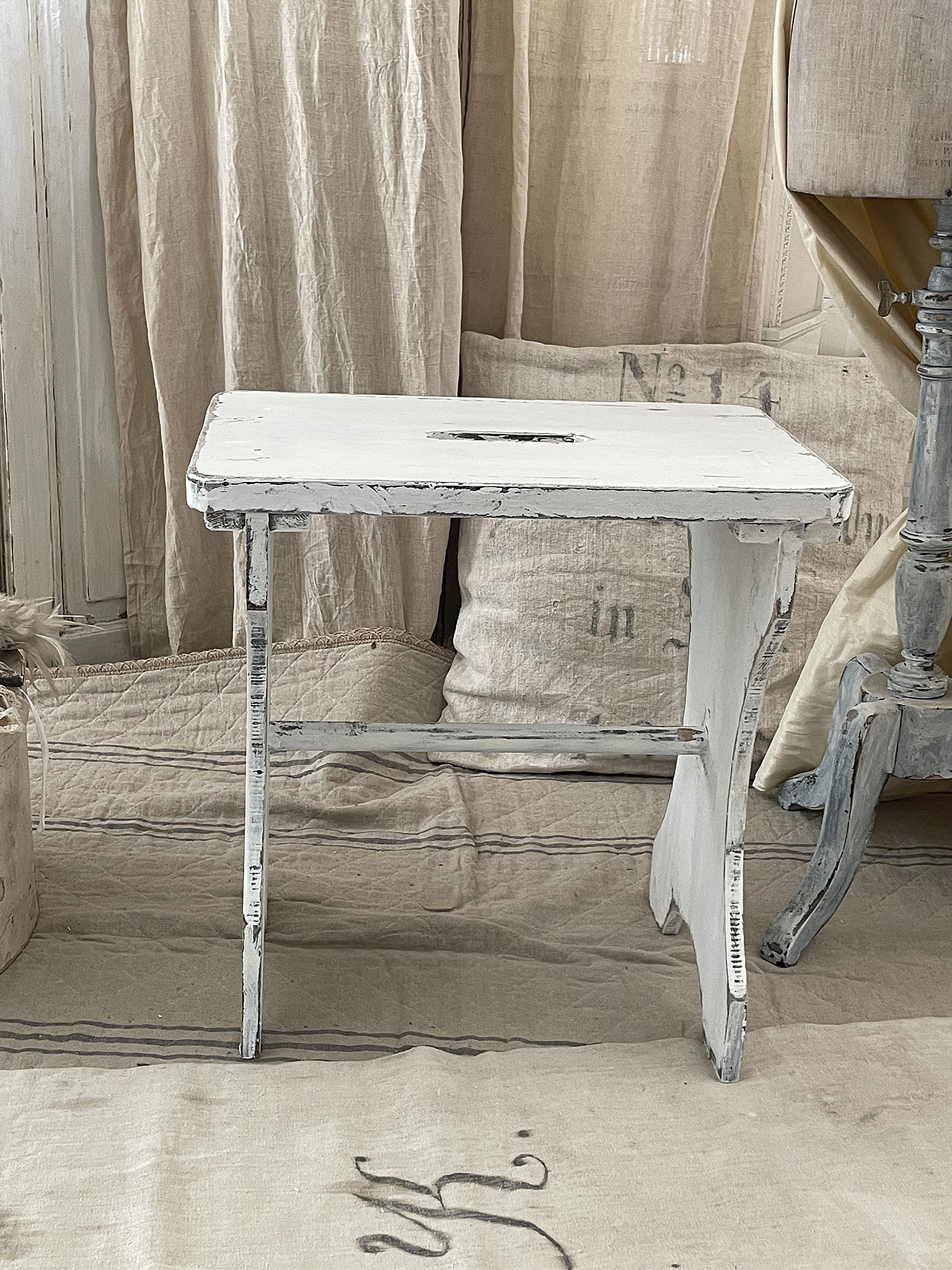 Antiker Shabby-Hocker mit Eingriff***  