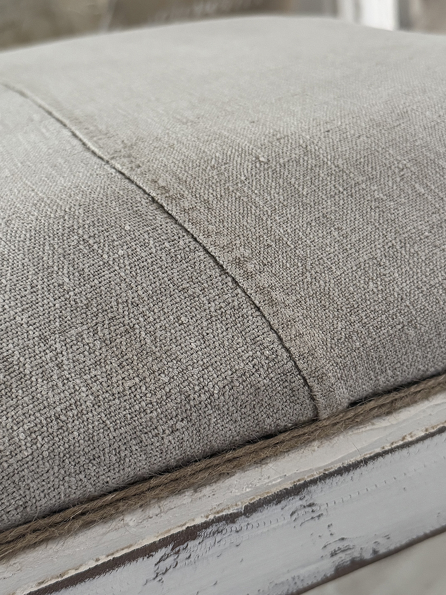 Antiker Polsterhocker mit altem Mehlsack***
