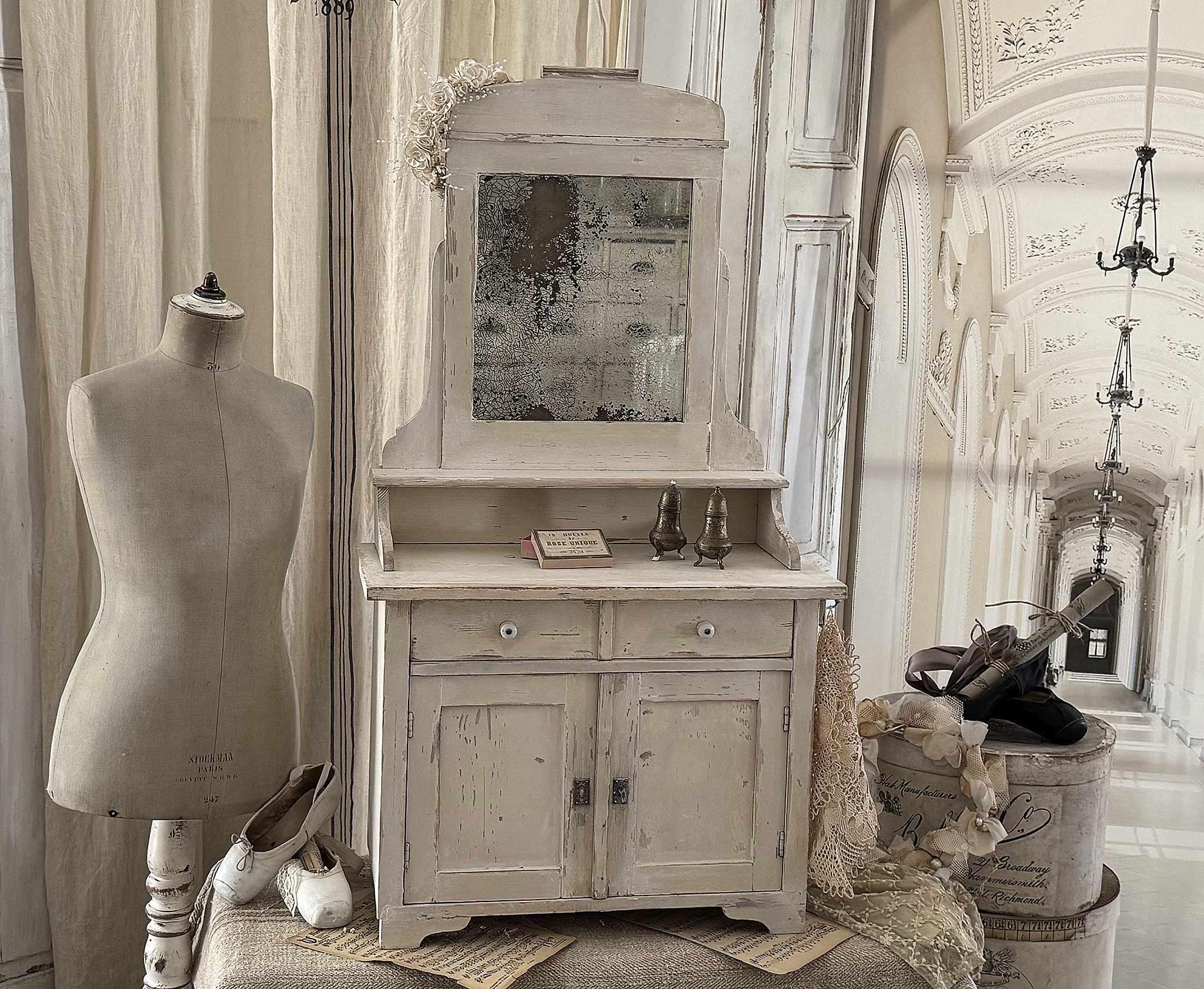 Antiker Modell-Spiegelschrank/Puppenschrank***