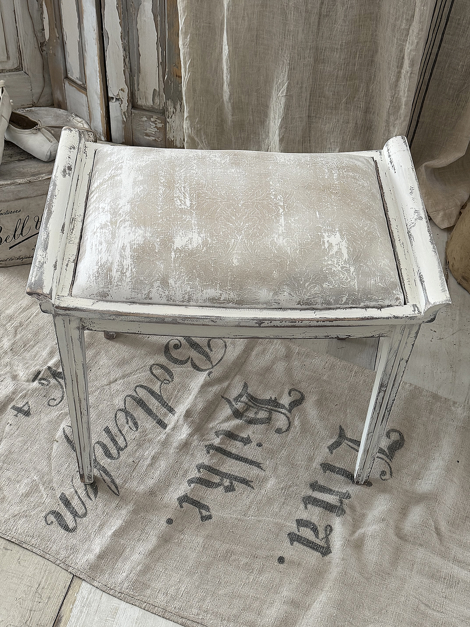 Alter Polsterhocker mit elegantem Shabby-Chic-Charme***