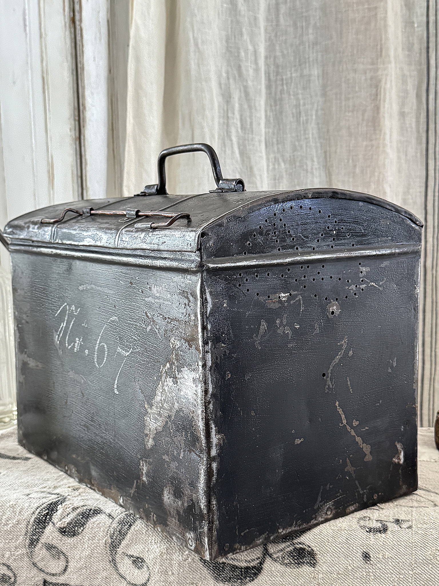 Charmante alte Metallkiste im schwarzen Originallack mit Patina***