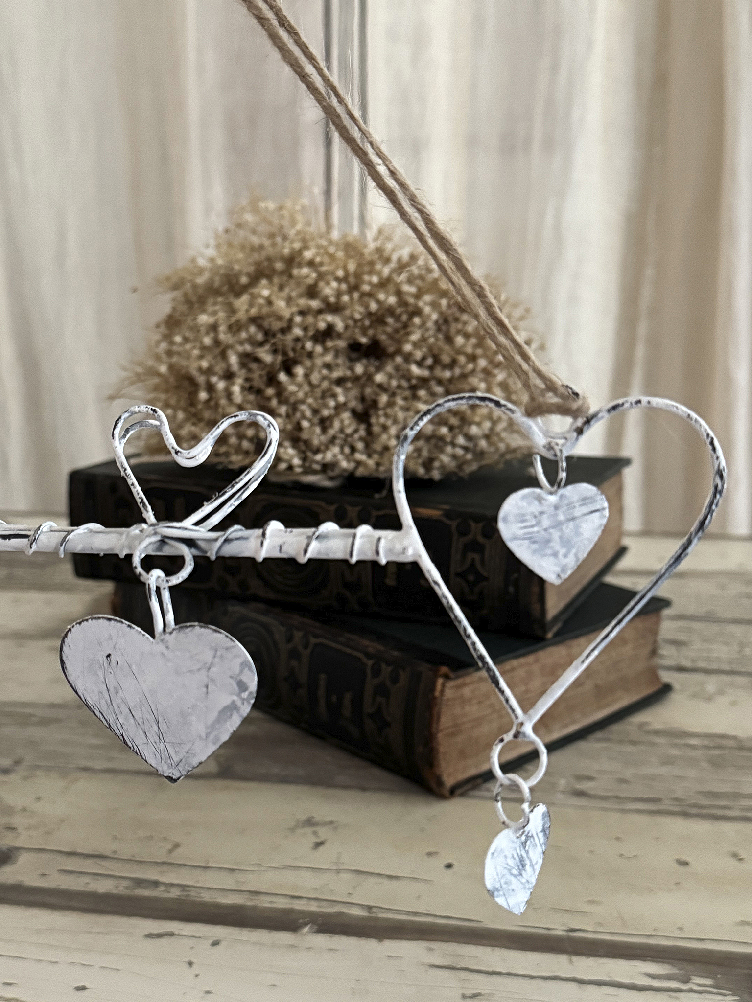  Süße, filigrane Hakenleiste im weißen Shabby-Kleid – ein herziger Blickfang***