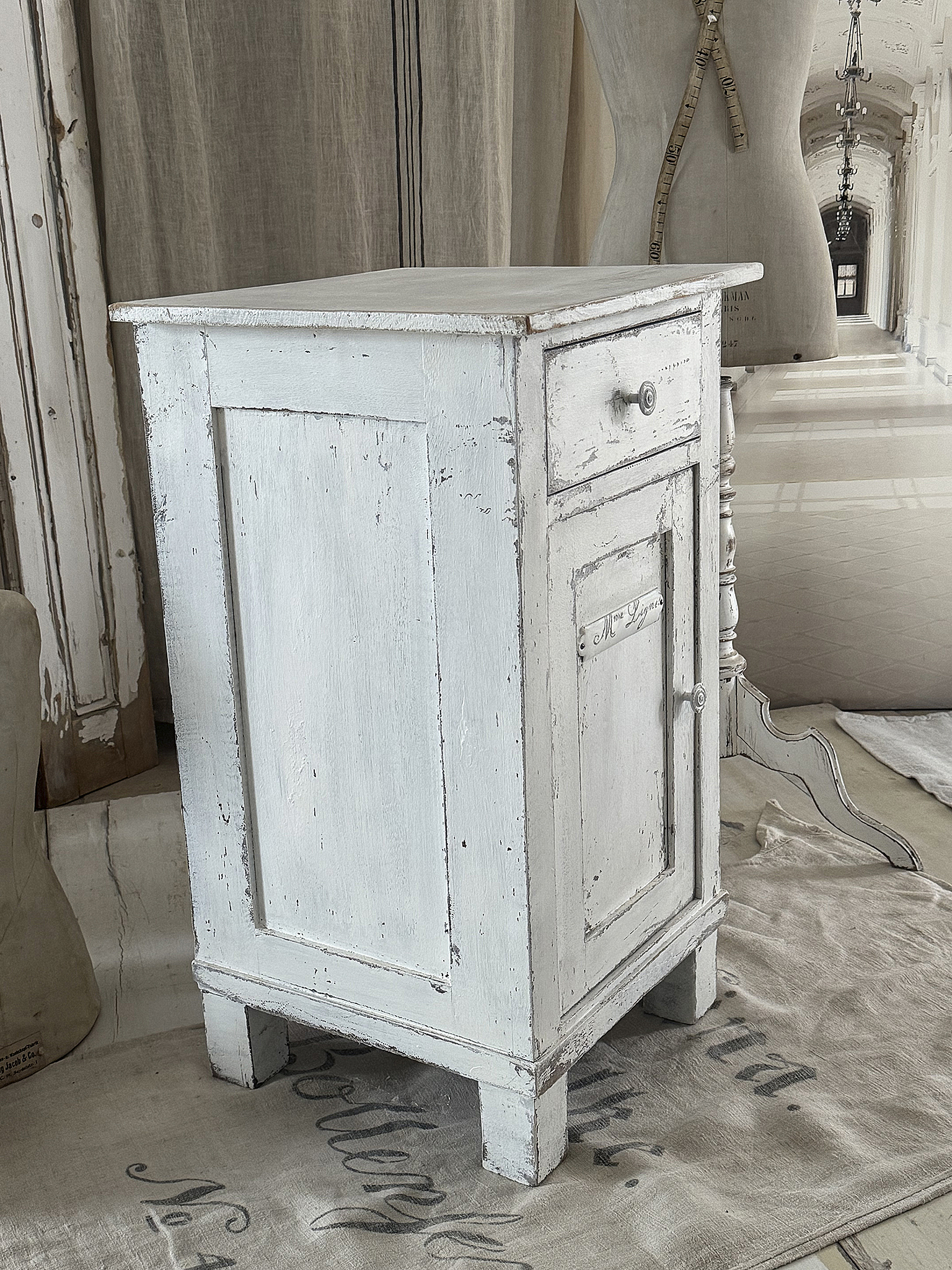 Altes Shabby-Schränkchen „Madame Ligness“***