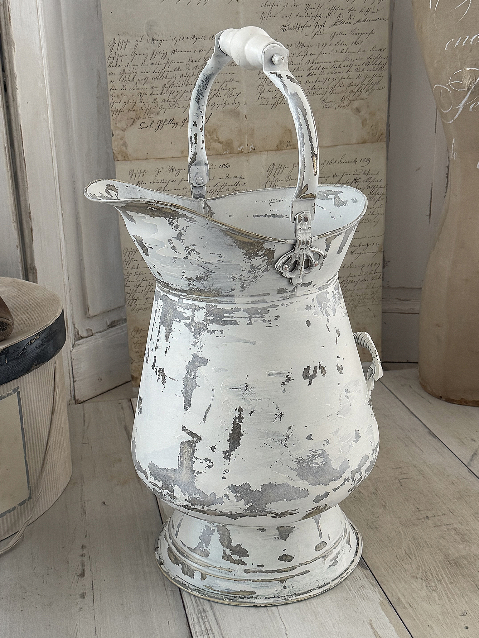 Alte große Kohlenschütte im weißen Shabby-Kleid ***