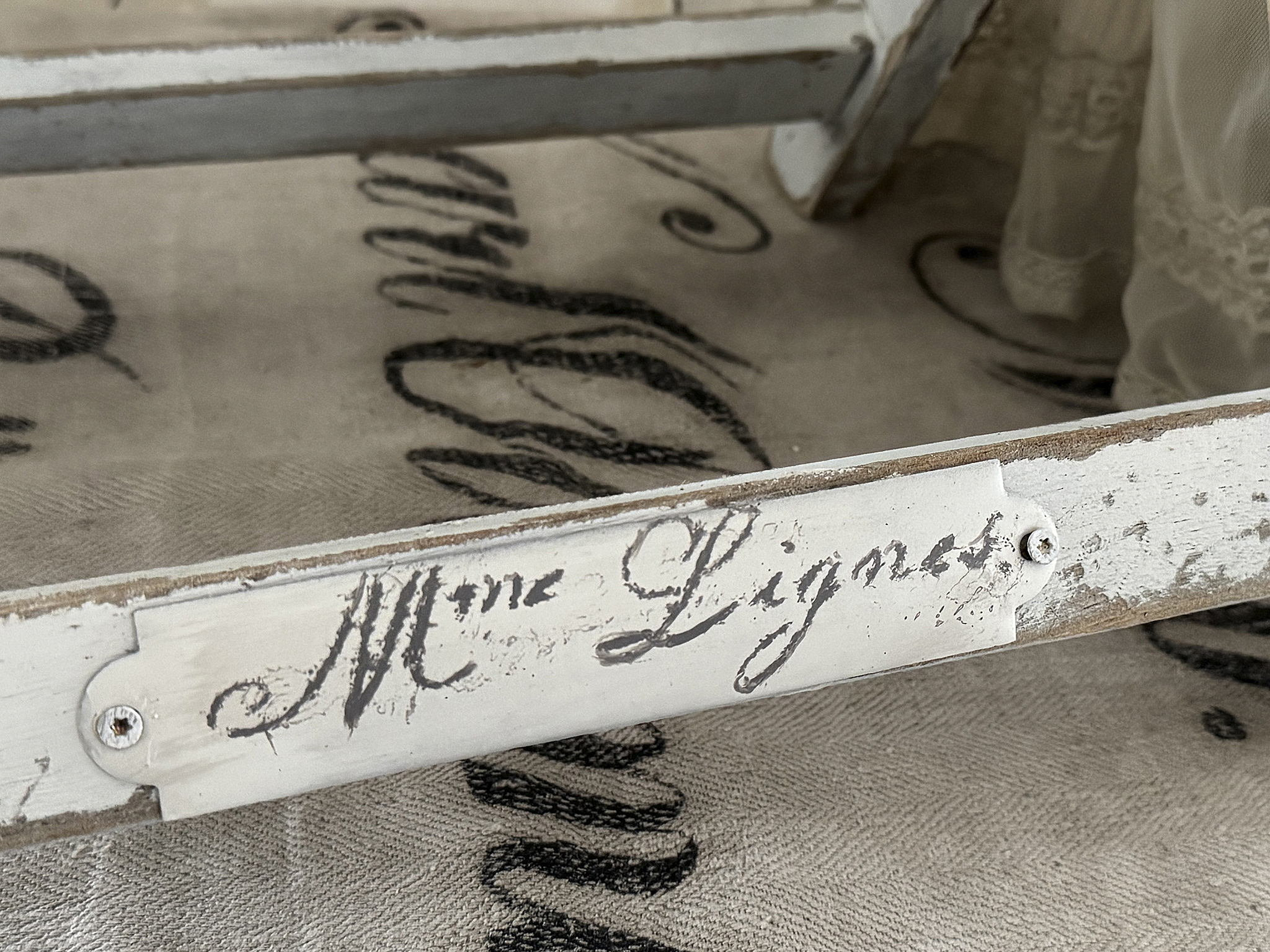 Shabby-Beistelltischchen & Hocker – Klappbar, praktisch und voller Charme***