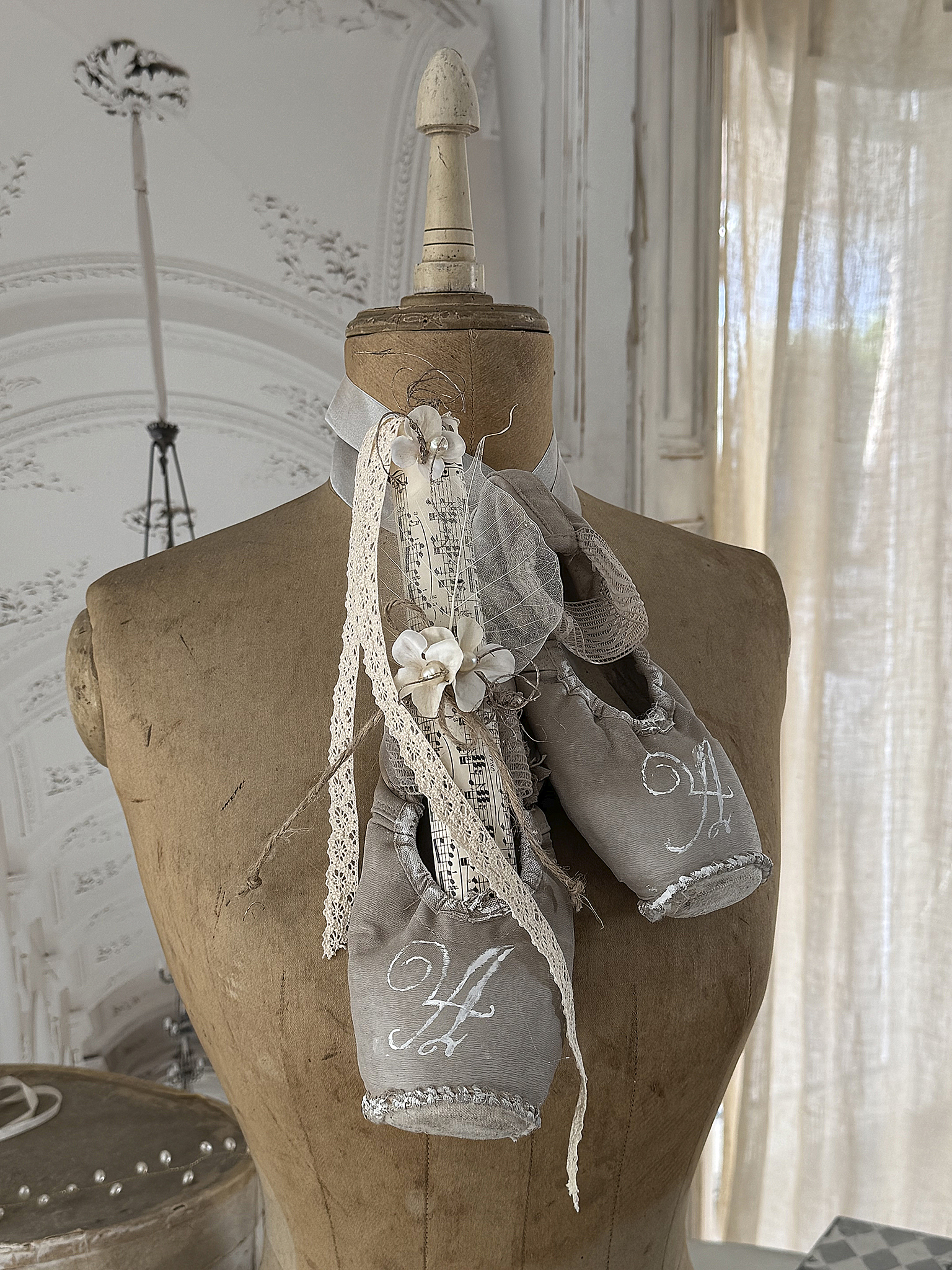 Vintage Spitzenschuhe Sandtaupe mit Monogramm A***