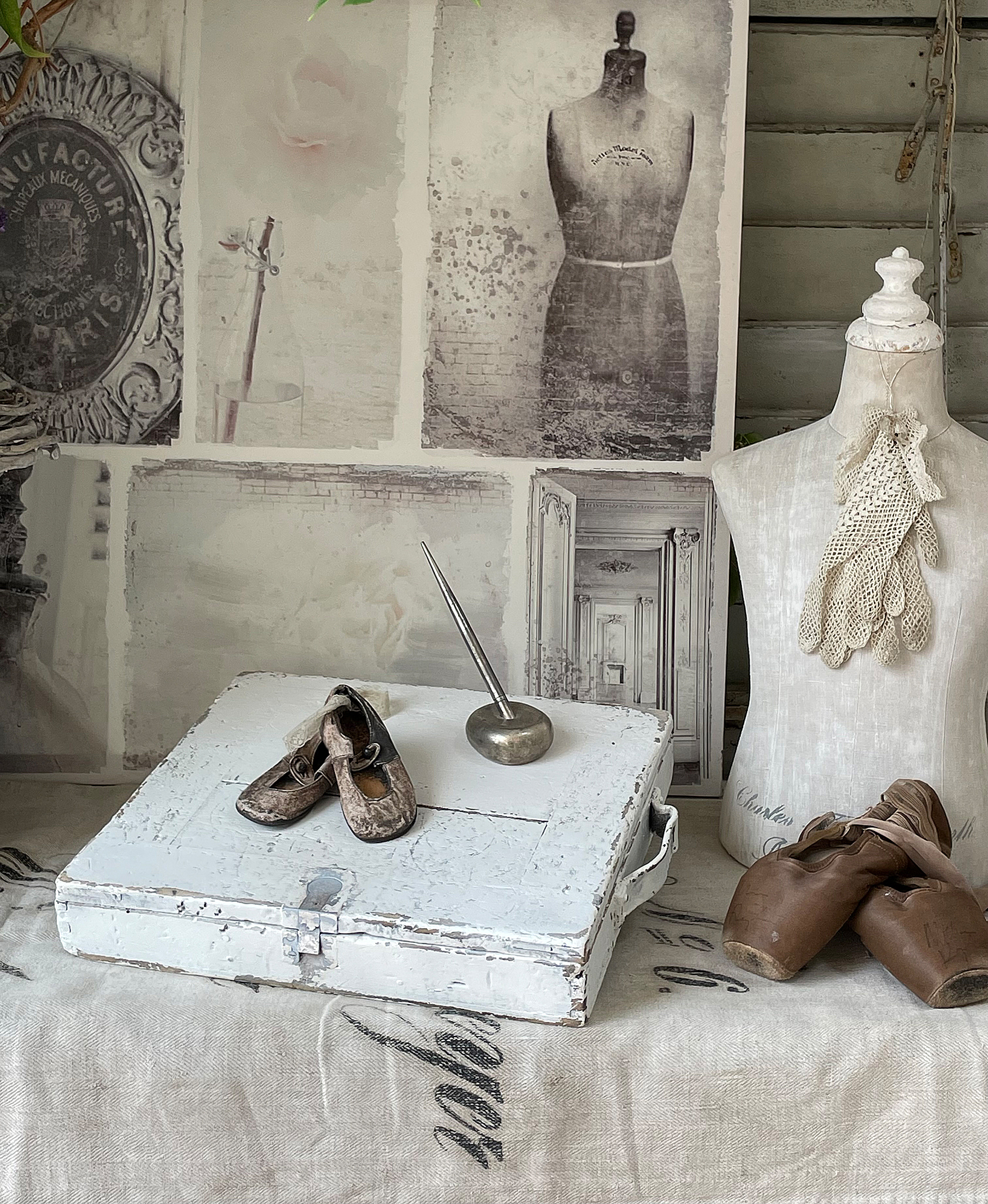Vintage Einrichtung mit alten Schuhen und Schneiderpuppen Antike Schuhe und Dekoration auf einem Tisch mit Vintage-Elementen