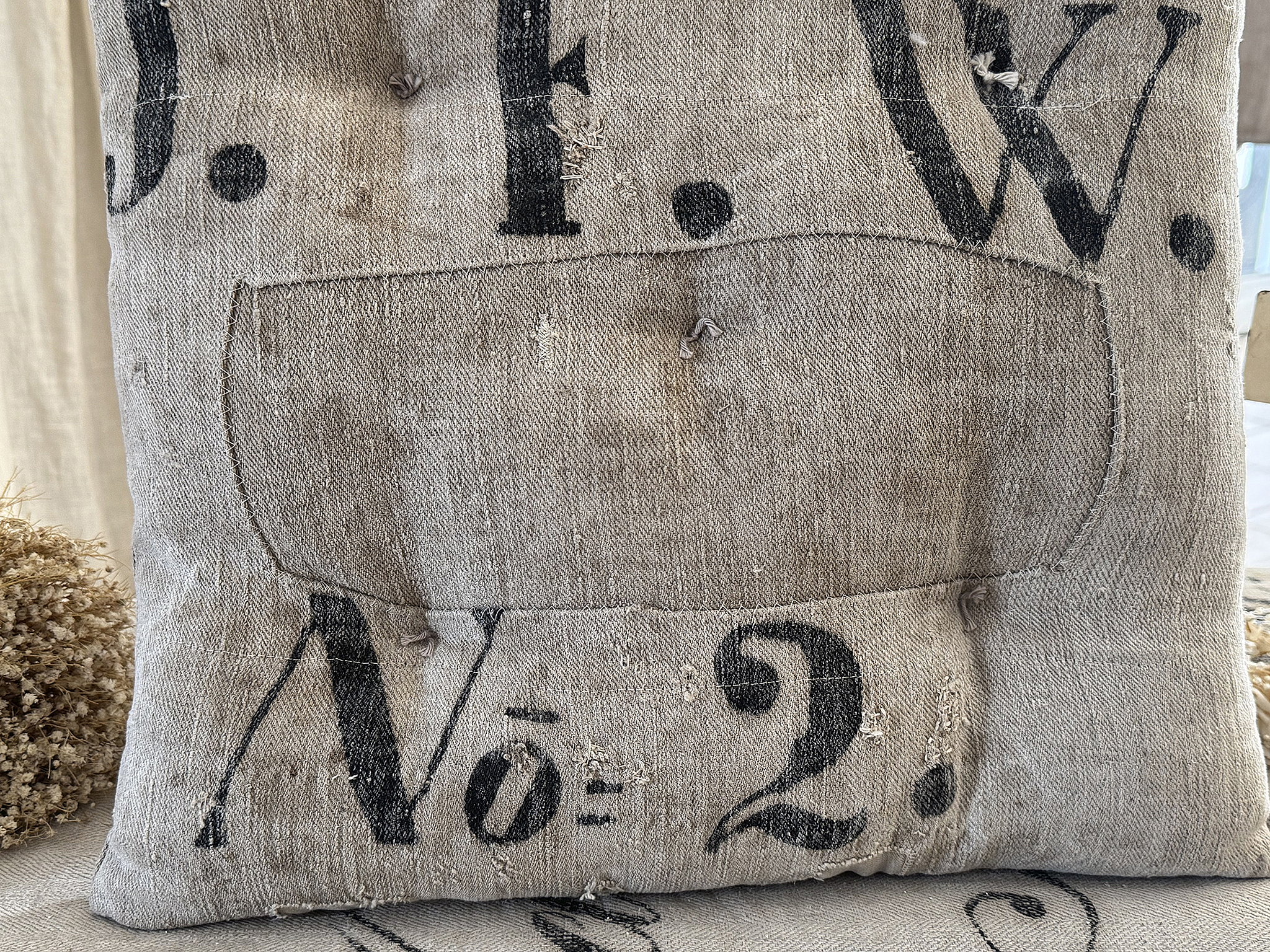 Vintage- Stuhlkissen aus antikem Mehlsack – mit Originaldruck***