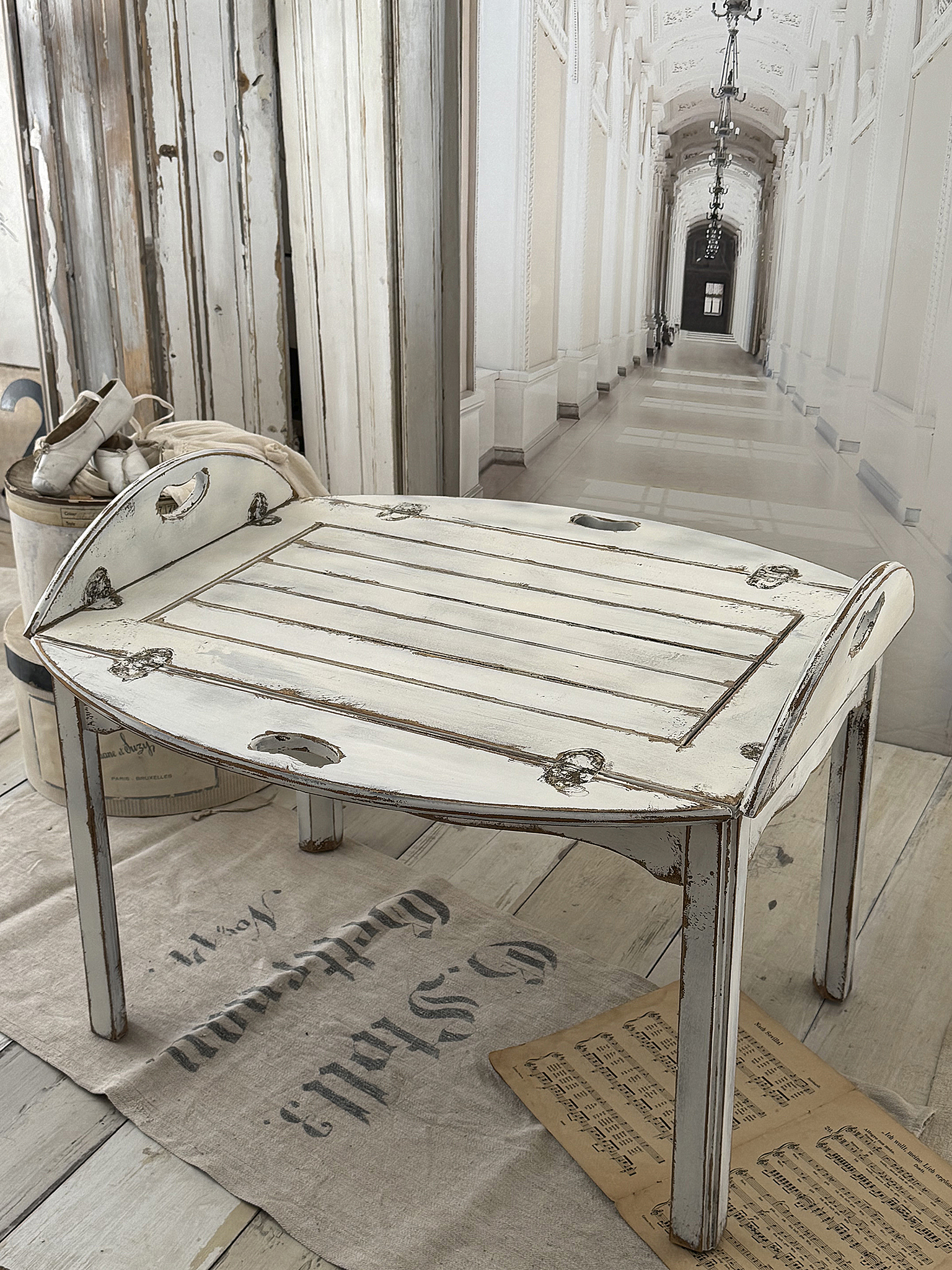 Davis Cabinet Tabletttisch aus massivem Nussbaum – Couchtisch mit abnehmbarem Serviertablett im Shabby Chic***