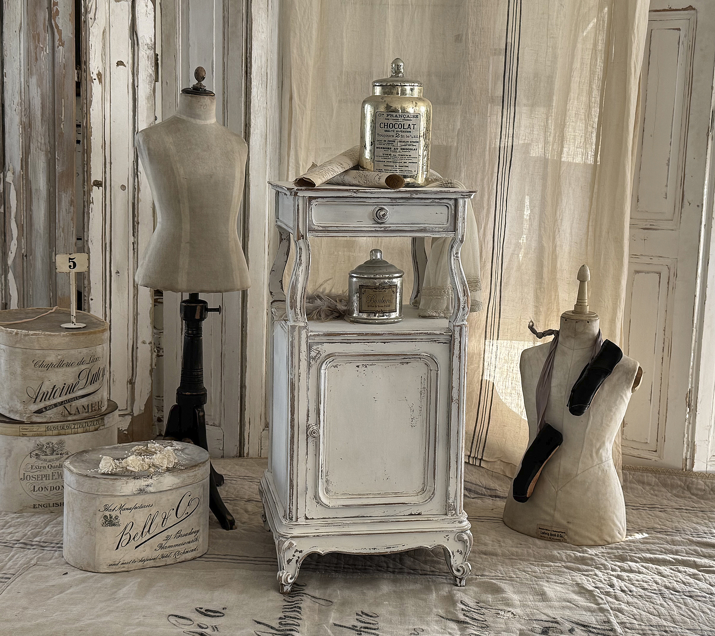 Reizendes, antikes französisches Säulenschränkchen***