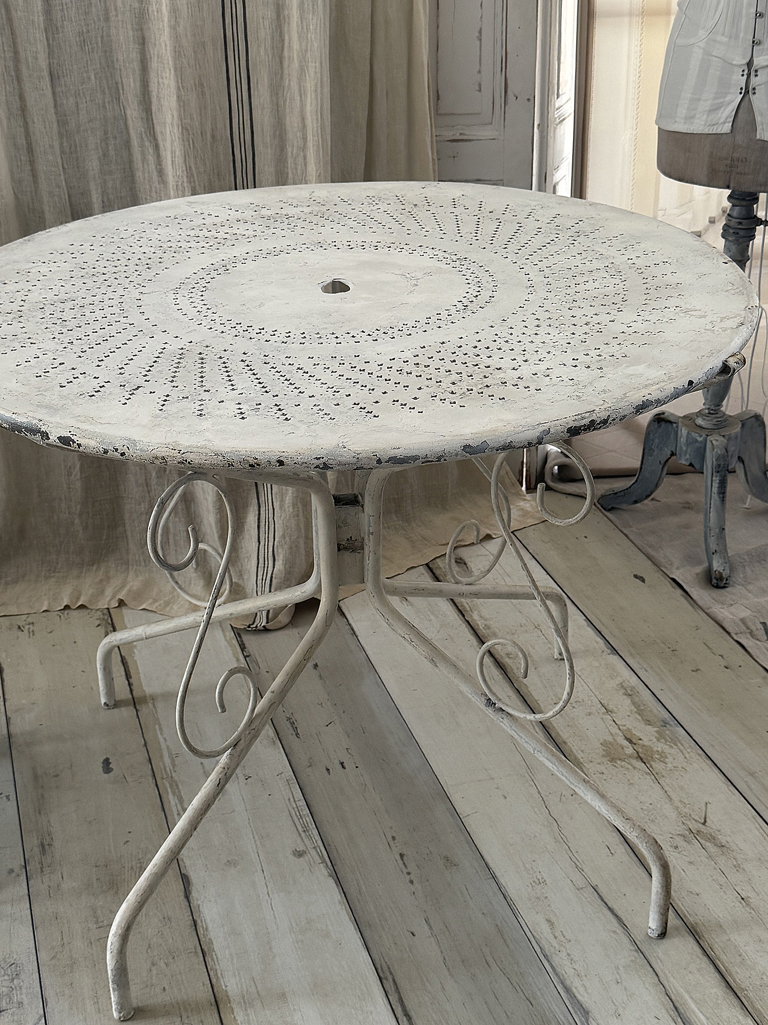 Französischer Gartentisch aus Eisen – nostalgischer Charme mit authentischer Patina***