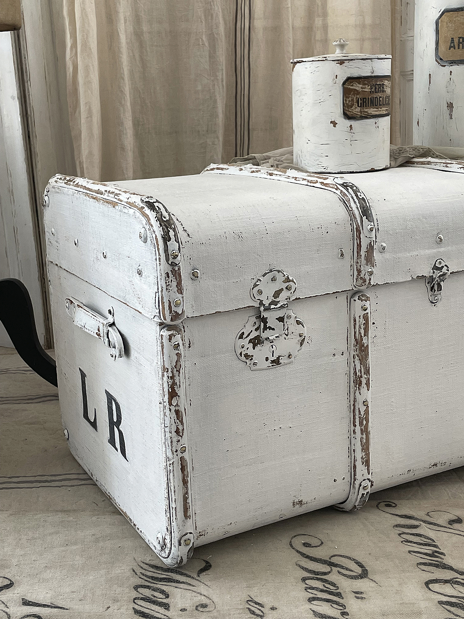 Weißer Vintage Koffer mit abgenutztem Look für stilvolle Dekoration Verschließbarer weißer Koffer mit der Aufschrift LR und rostigen Beschlägen