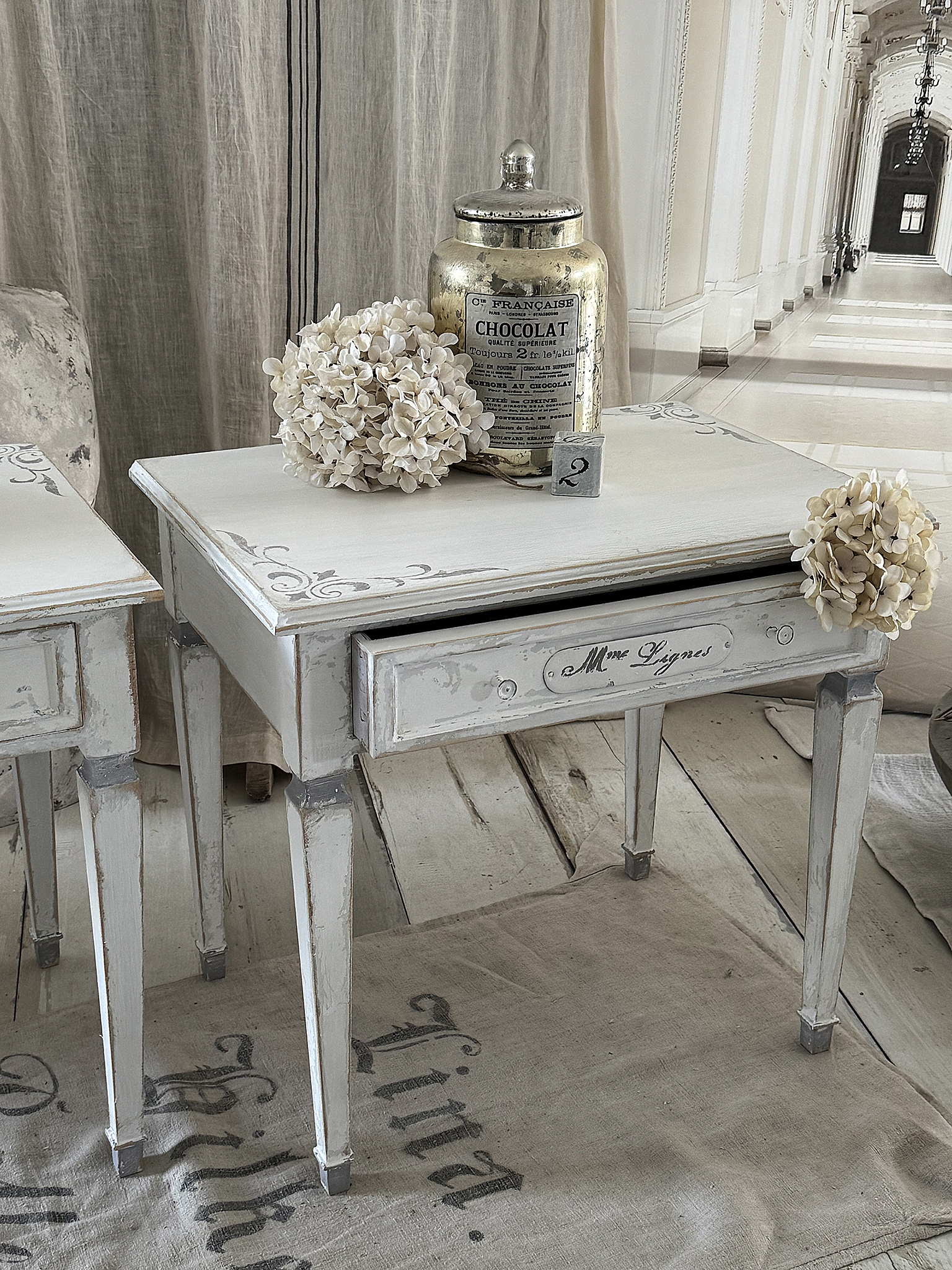 Charmantes Beistelltischchen „Madame Lignes“ im eleganten Shabby-Look***