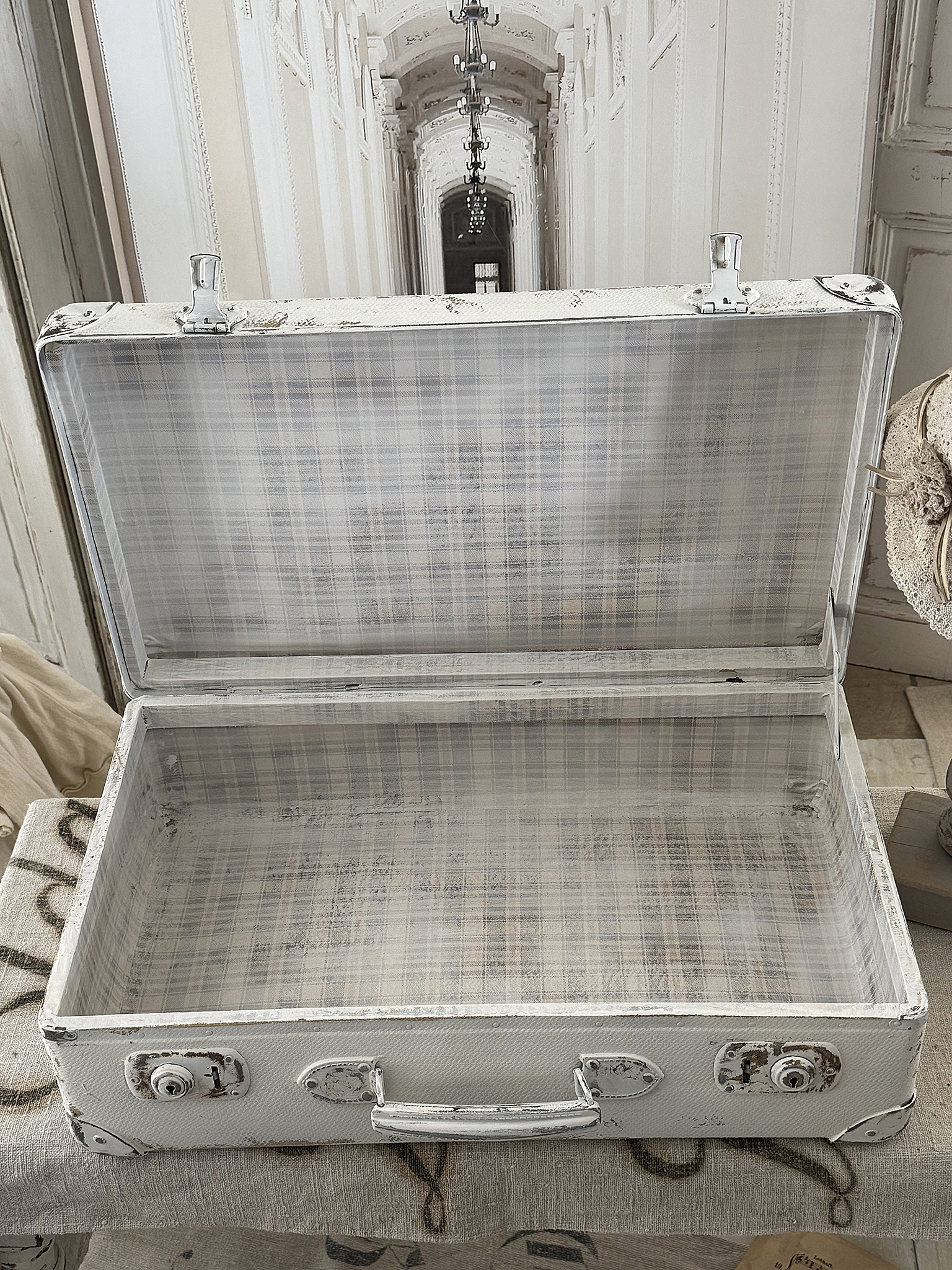 Alter Hartschalenkoffer „Haute Couture“ – Vintage Koffer im französischen Shabby Chic