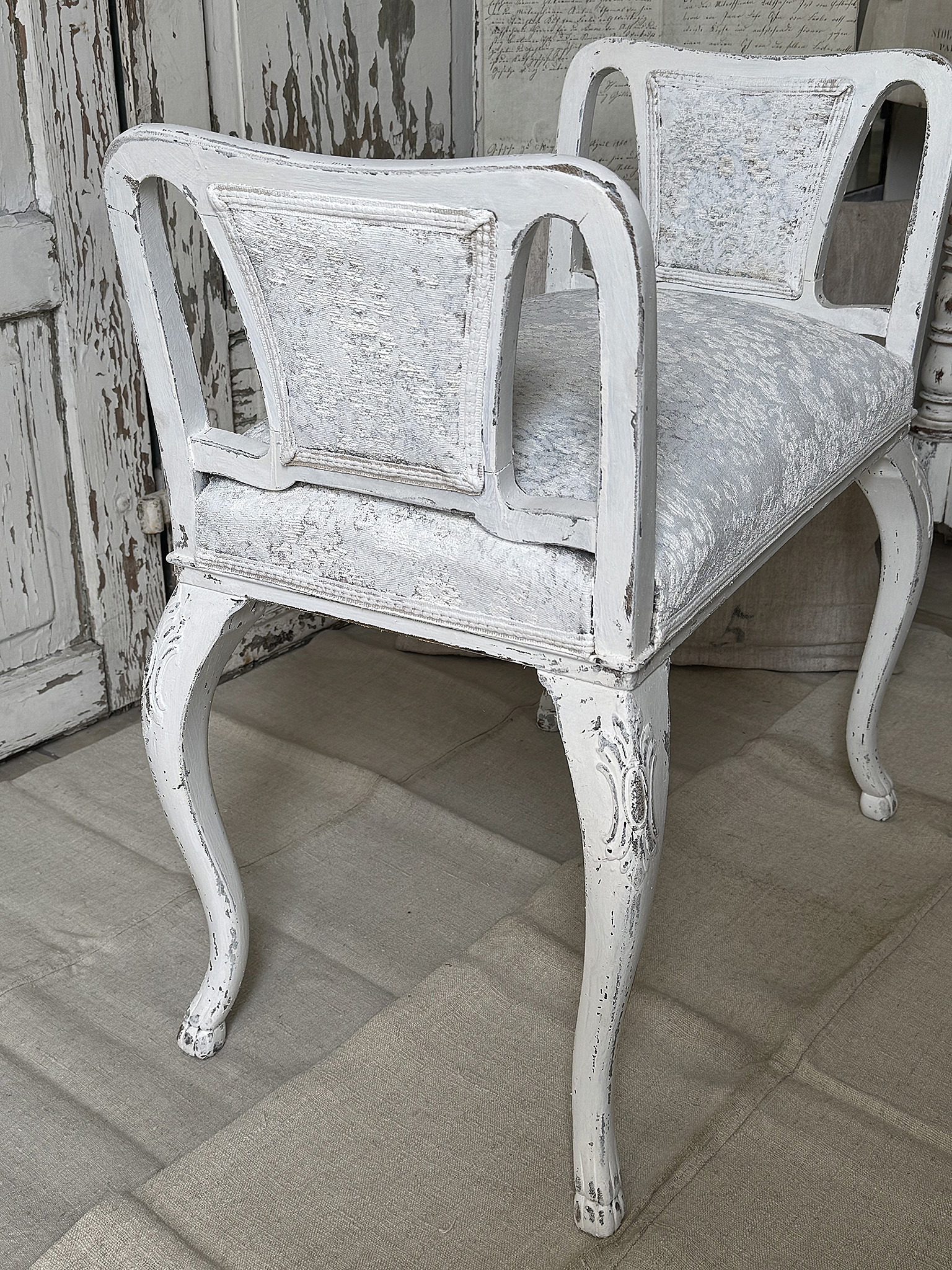 Antiker Chippendale-Gondelhocker im Shabby Chic