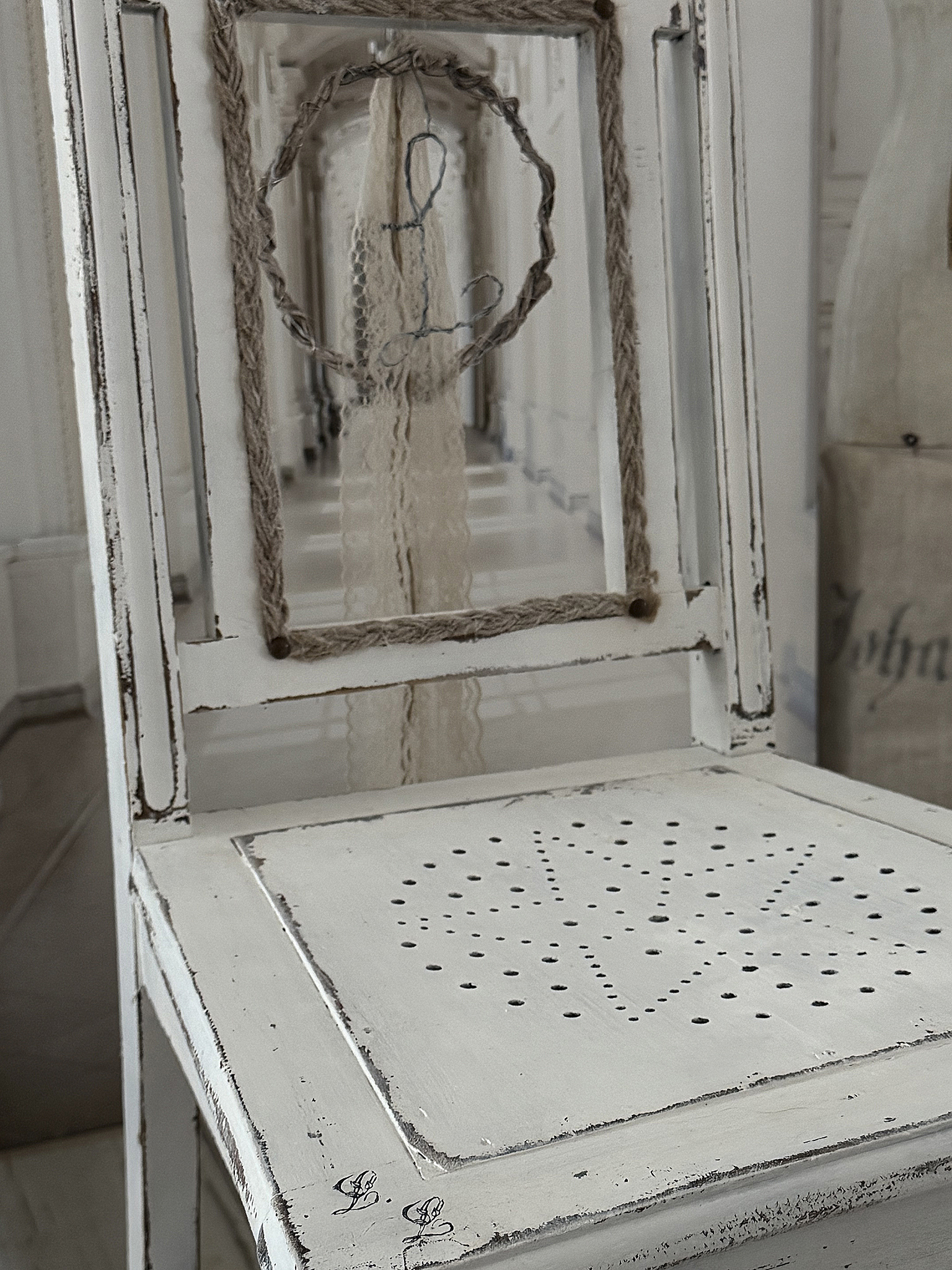 Antiker Gründerzeitstuhl im mattweißen Shabby-Kleid – ein Stück Geschichte mit Charme***