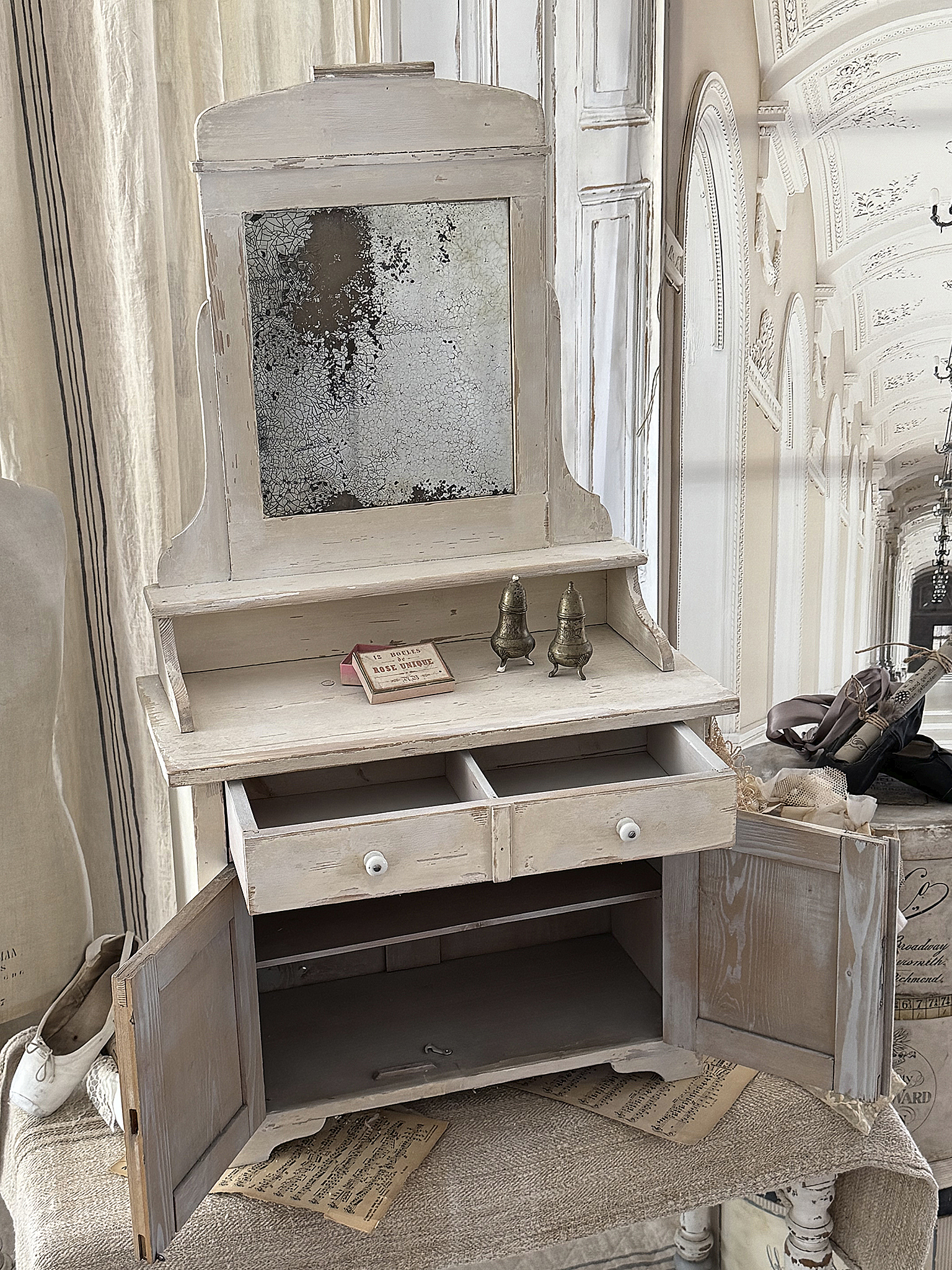 Antiker Modell-Spiegelschrank/Puppenschrank***