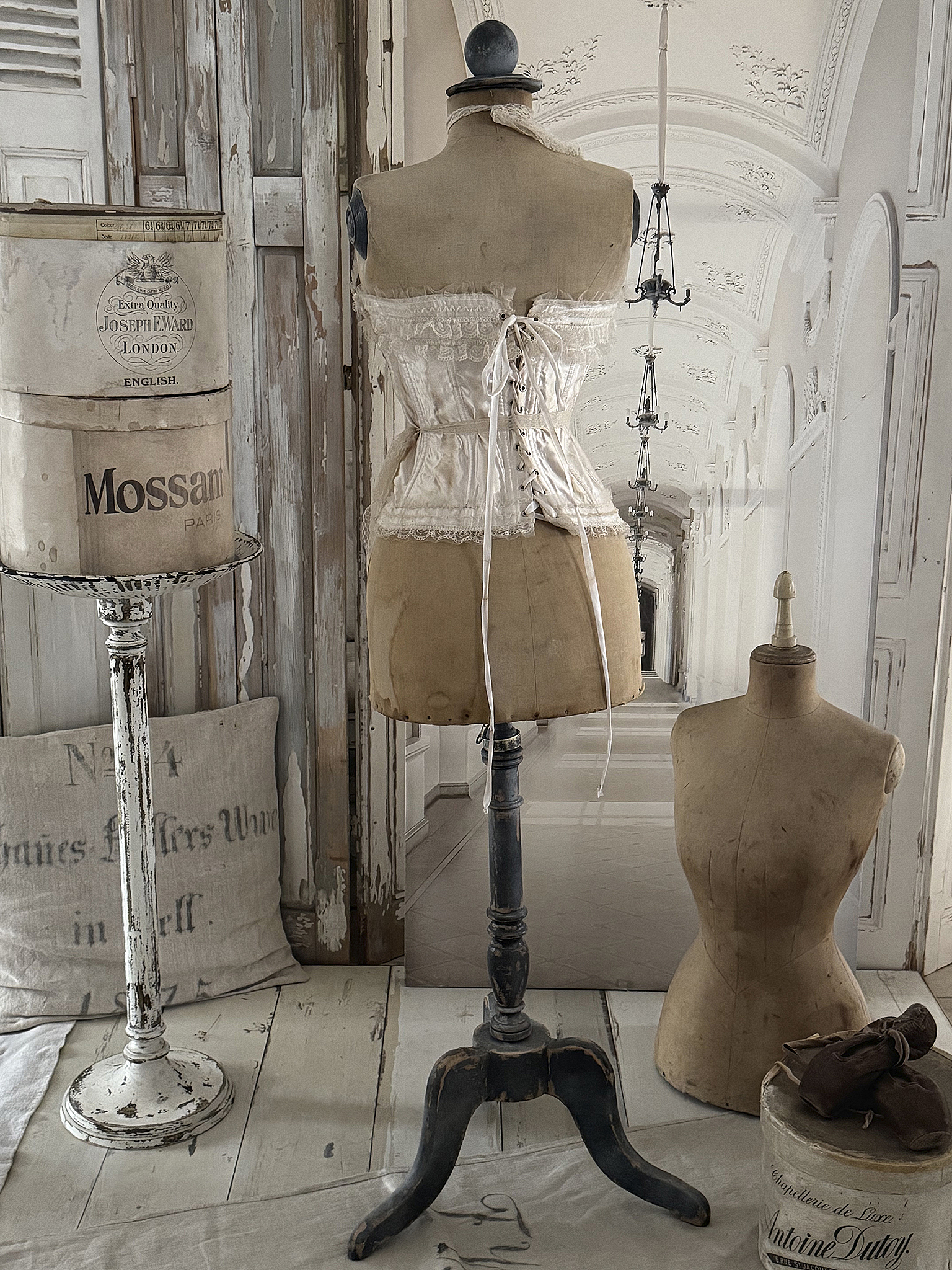 Antike Schneiderpuppe mit Accessoires Wespentaille***