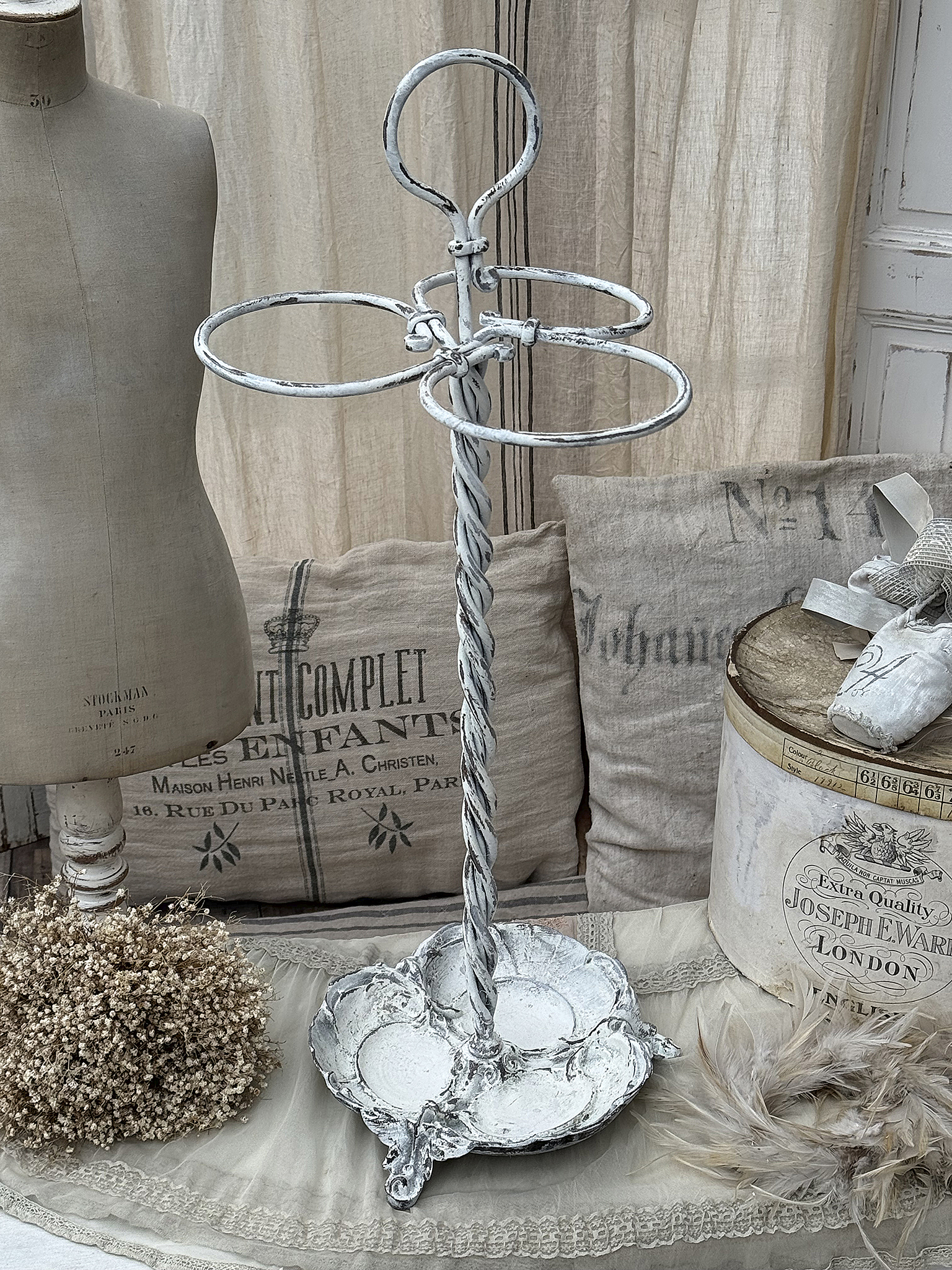 Eleganter Präsentationsständer in Antik-Optik für dekorative Objekte Dekorativer Ständer für Kuchen oder Obst in Vintage-Style mit verschnörkeltem Design