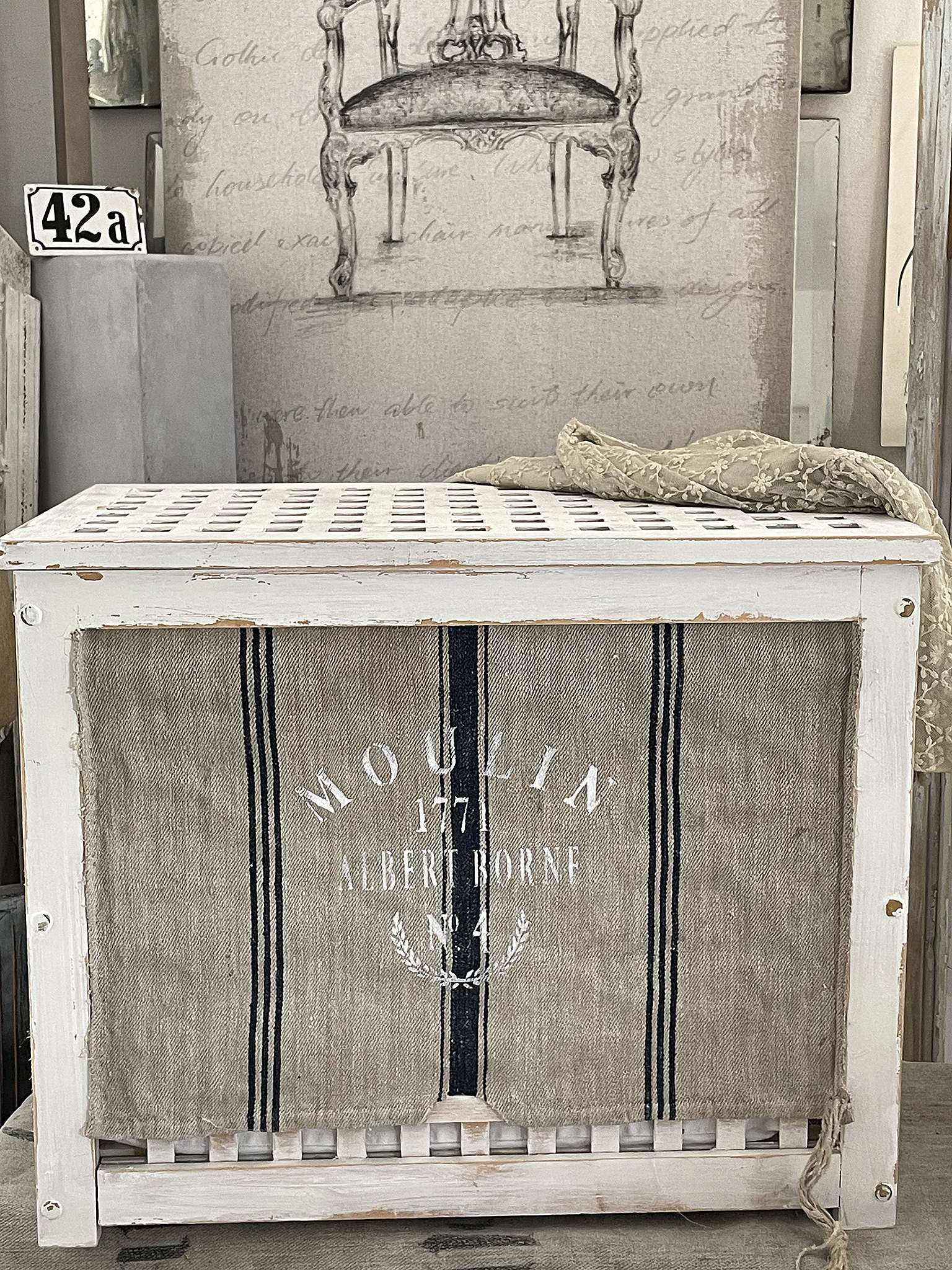 Dekorative Aufbewahrungskiste im Vintage-Stil Weiß lackierte Aufbewahrungskiste mit Leinenstoff und Aufdruck in altmodischem Design