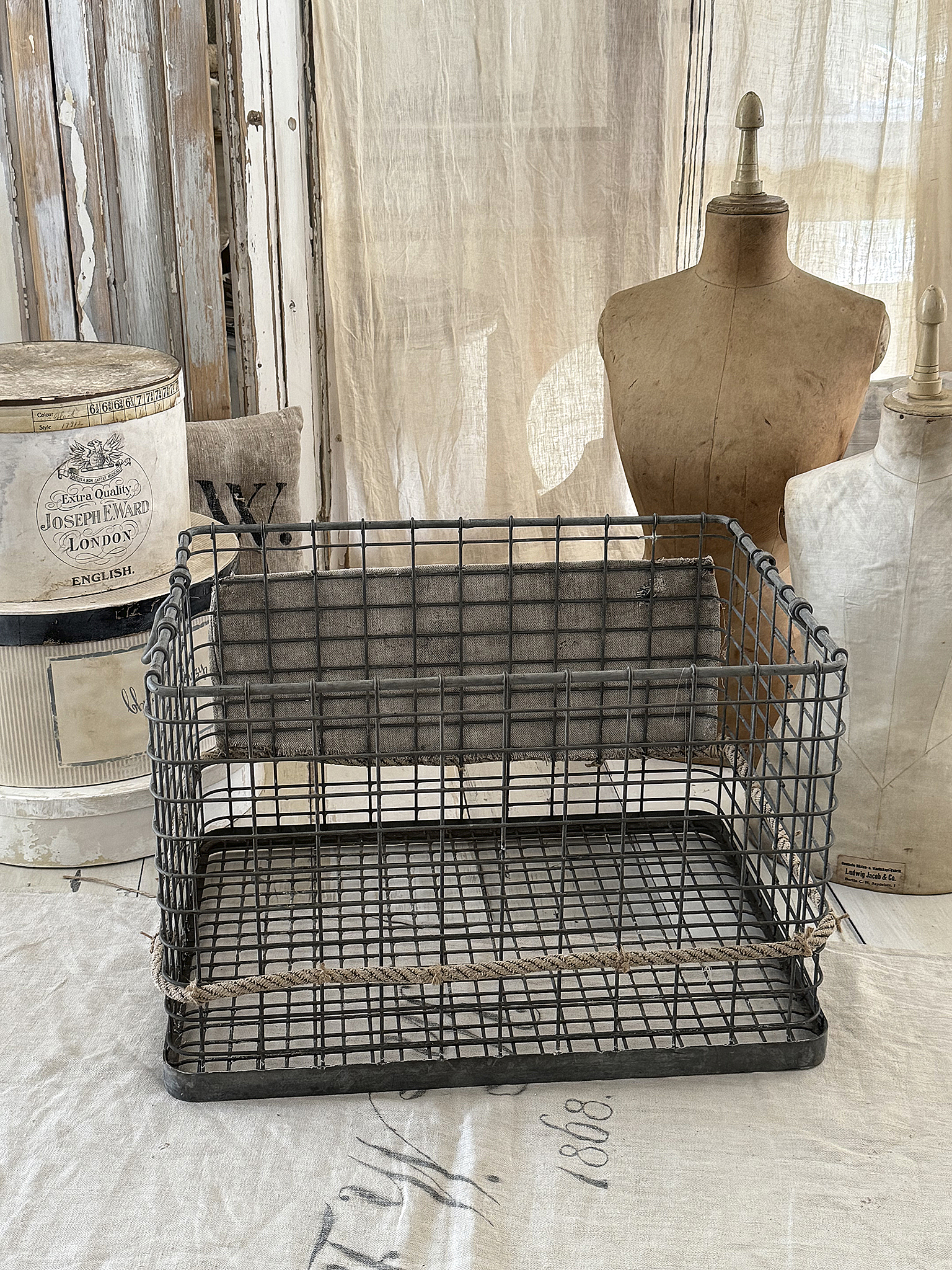 Großer Eisenkorb mit altem Leinen***