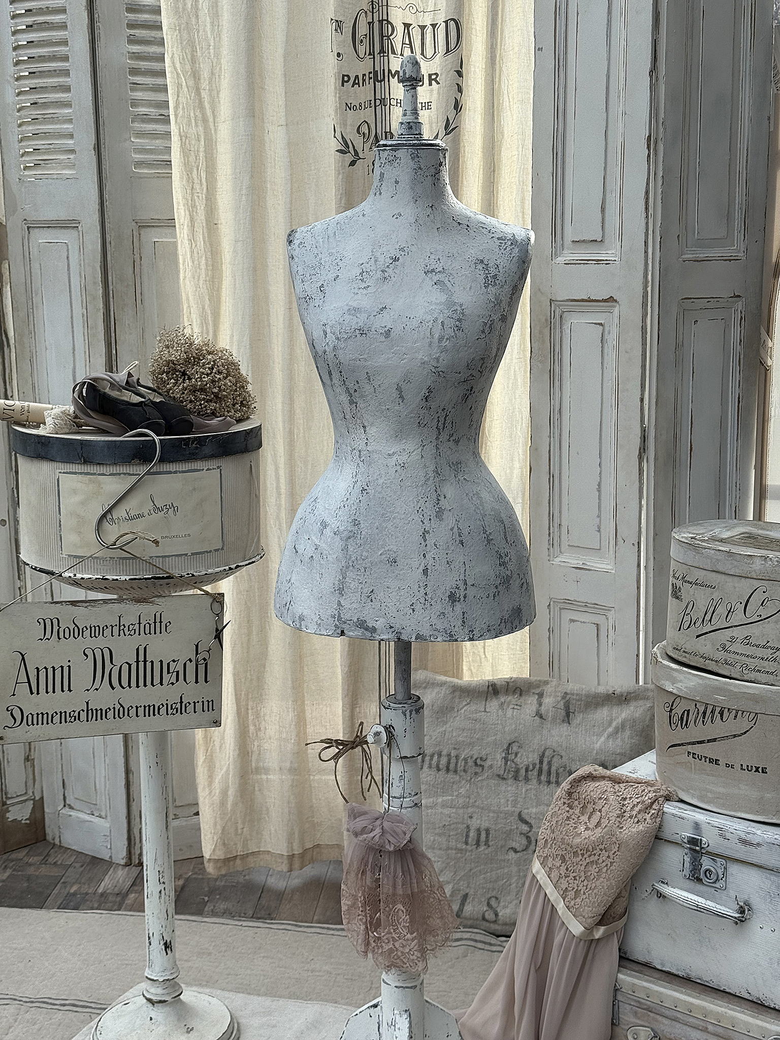 Bild von einer Schneiderpuppe und dekorativen Accessoires in einem Atelier