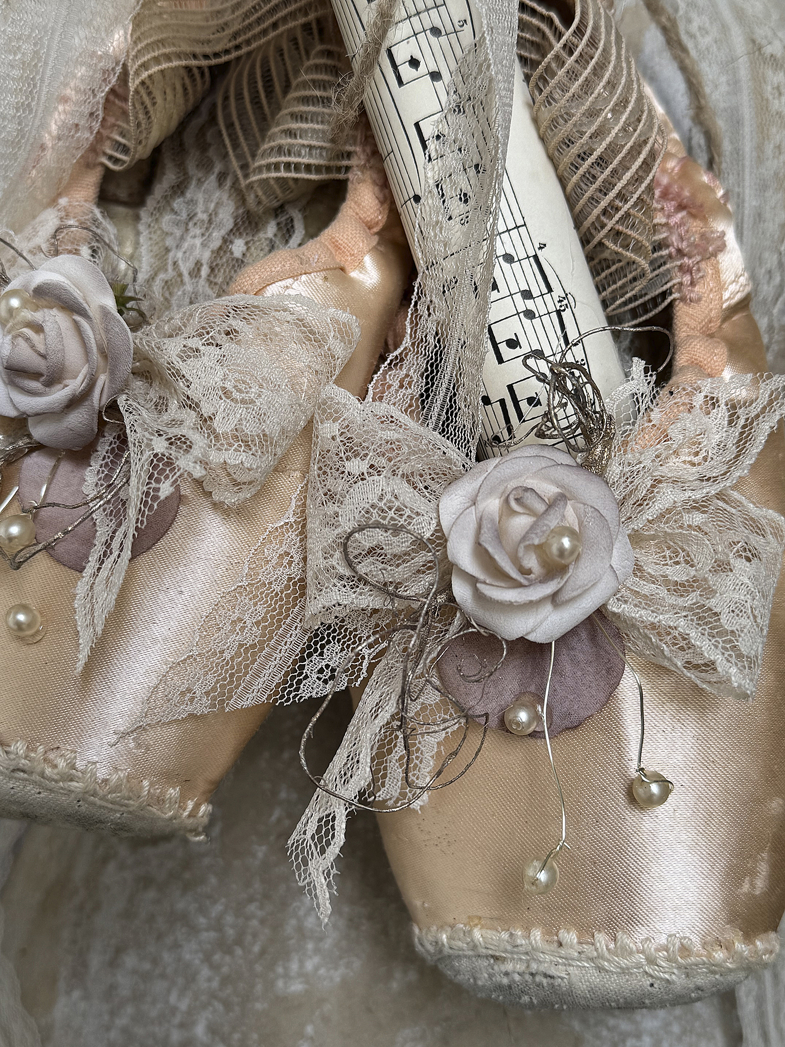 Reizende alte Spitzenschuhe – Poesie in zartem Vintage-Rosé***