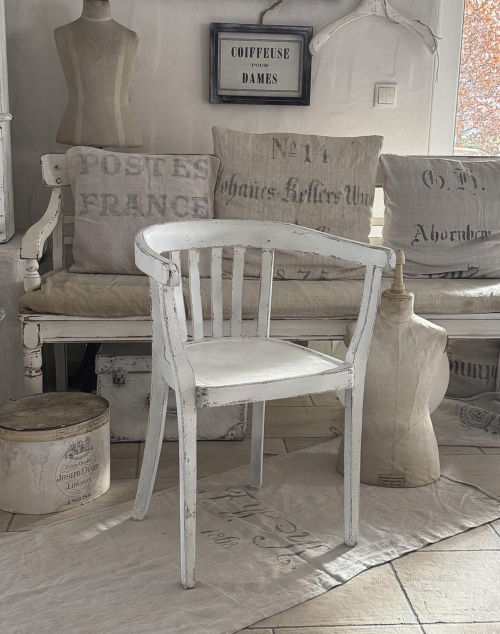 Alter Armlehnenstuhl Bauhaus im weißen Vintagekleid***