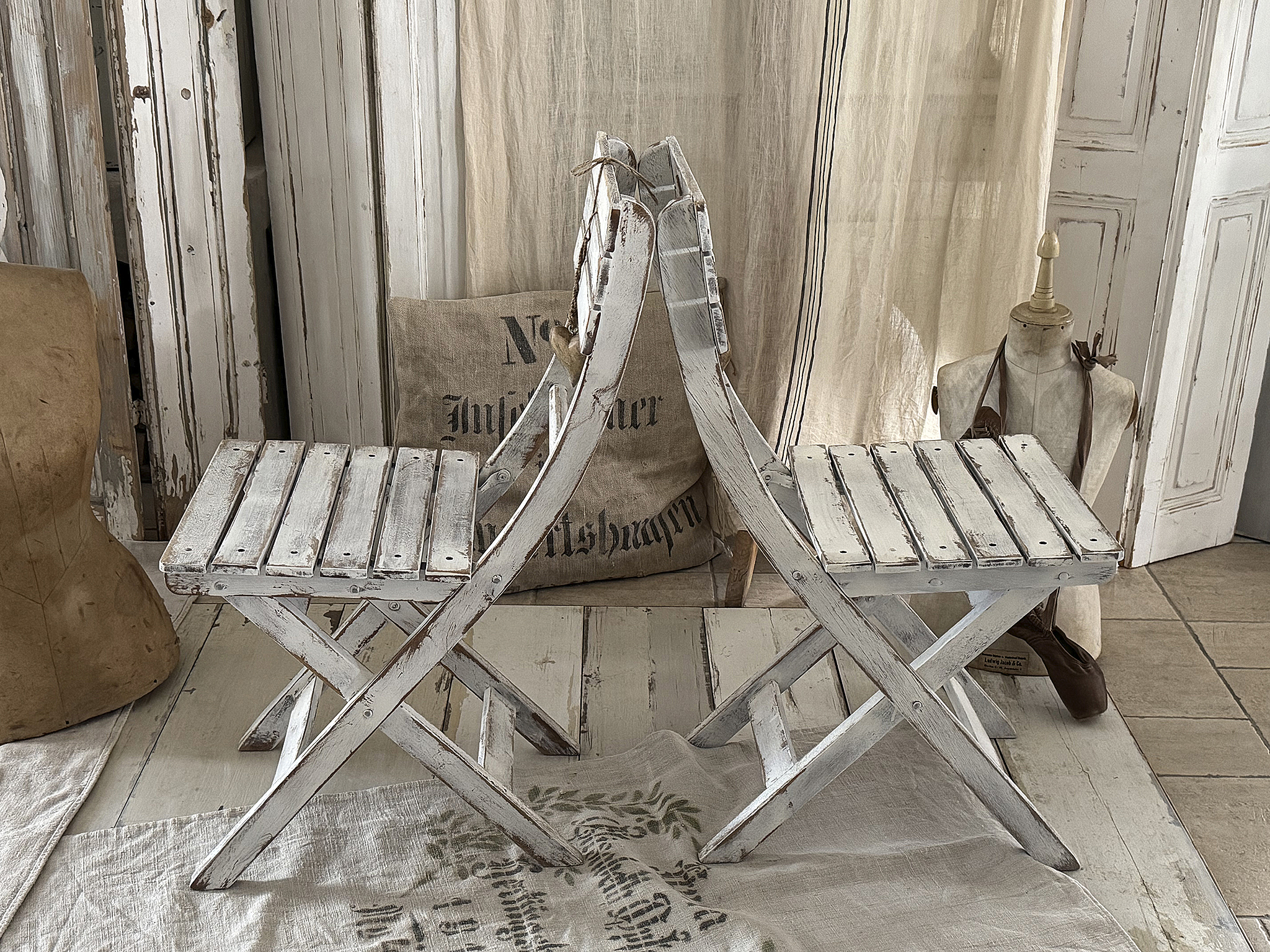 Alter, süßer Klappstuhl im weißen Shabby-Kleid – ein Vintage-Liebling mit Herz***