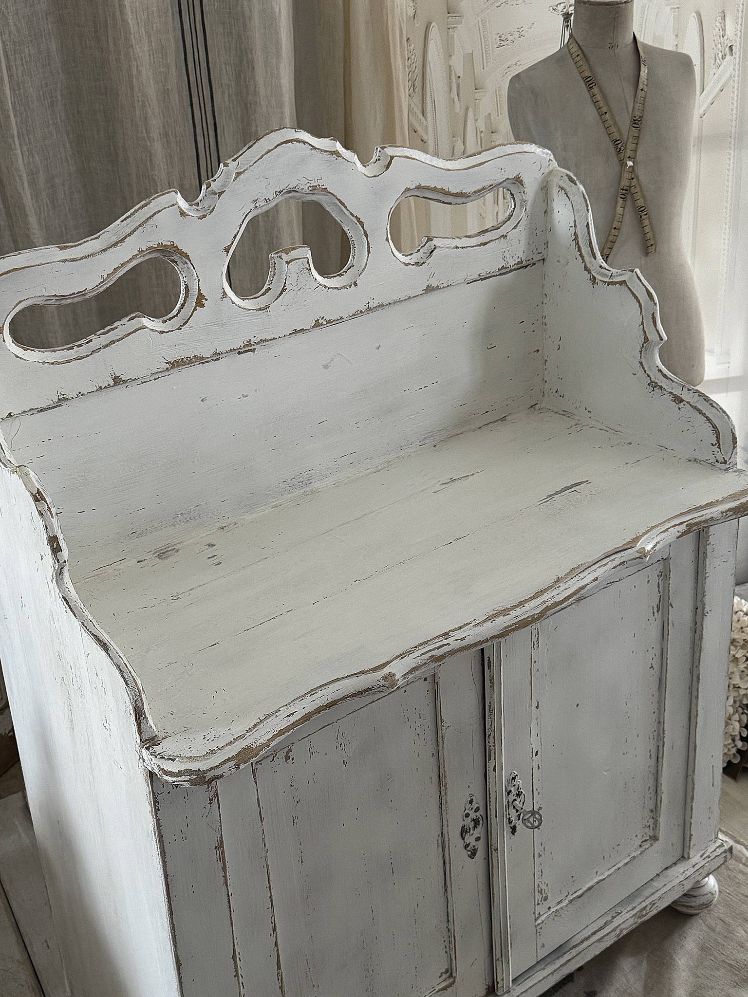 Liebhaberstück – Antikes Schrankbänkchen aus Frankreich***