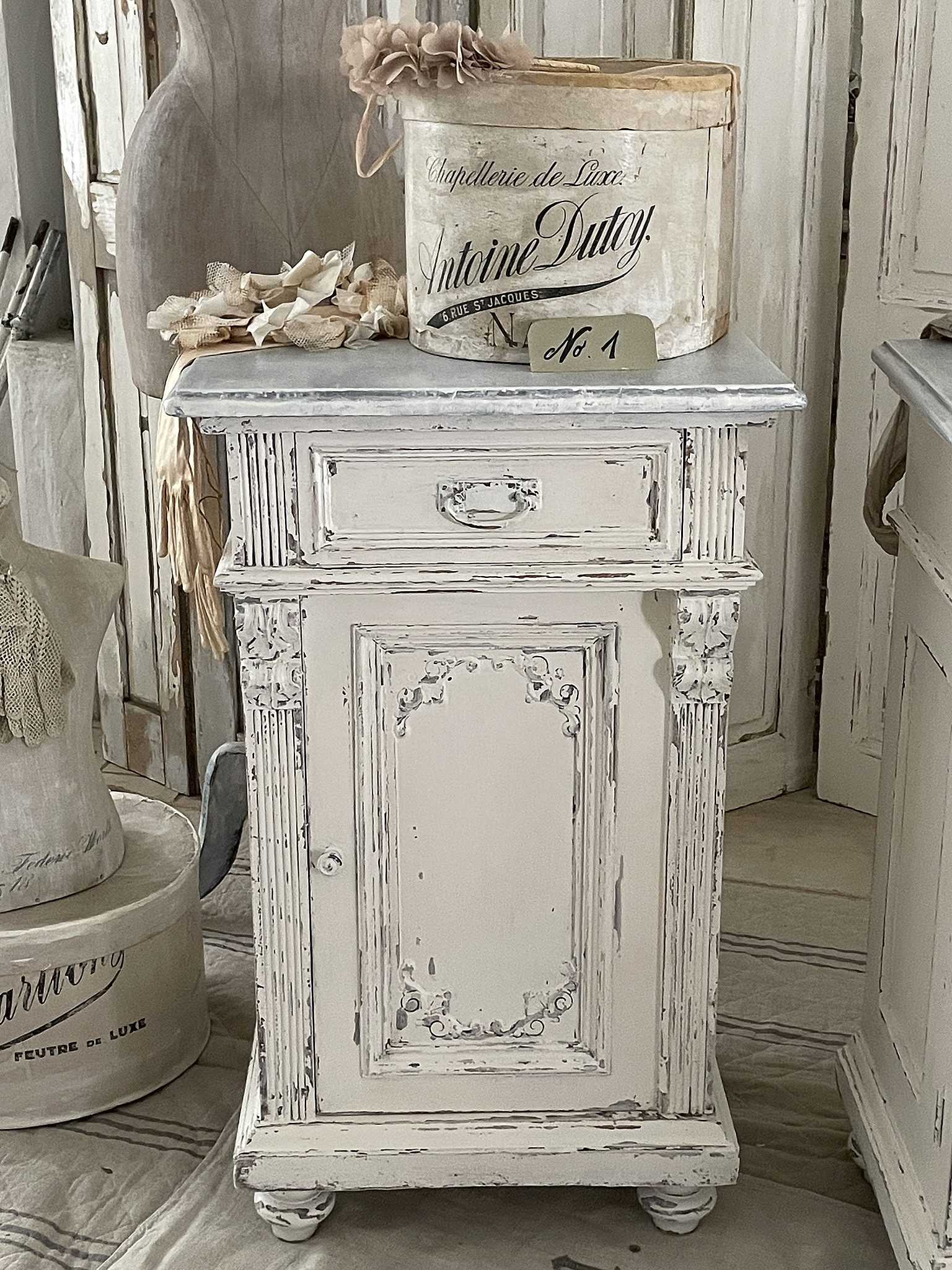Antiker Gründerzeit Beistell-Schrank*** Antiker Gründerzeit Beistell-Schrank***