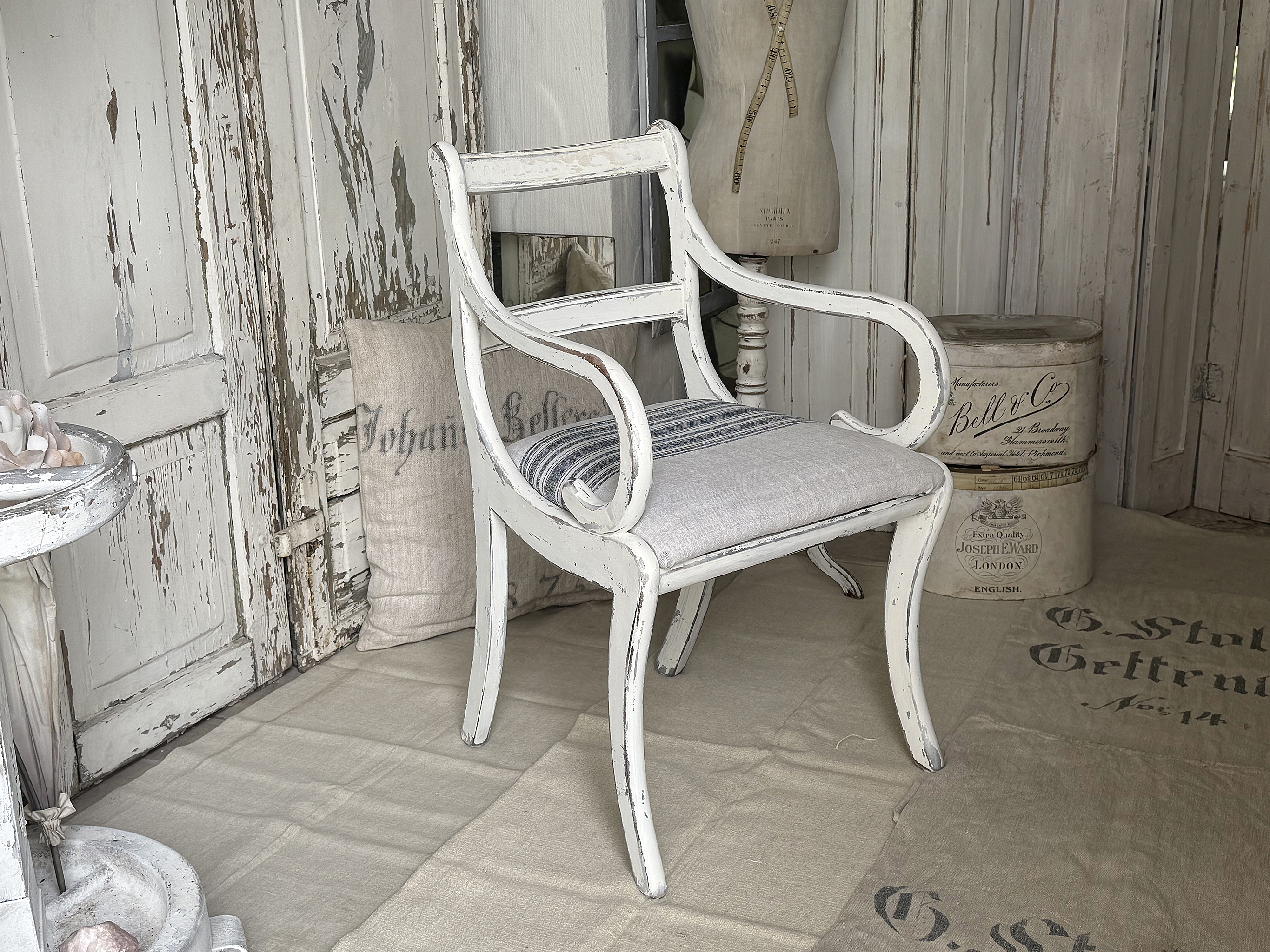 Geschwungener Armlehnenstuhl im Shabby Chic – Vintage Vollholzstuhl mit altem Mehlsack***