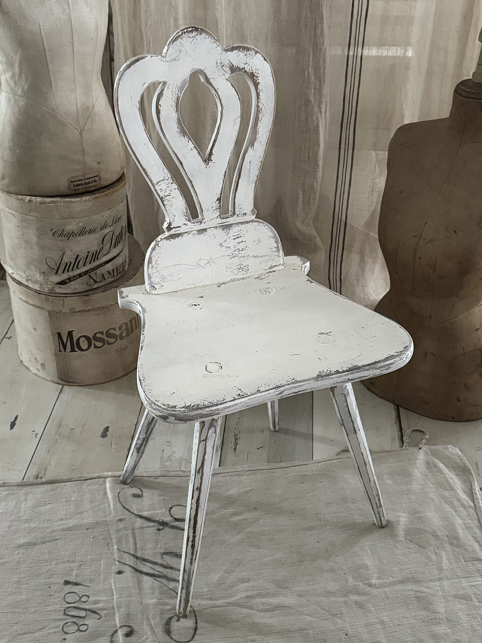 Alter, ausgefallener Bauernstuhl im Shabby-Chic***
