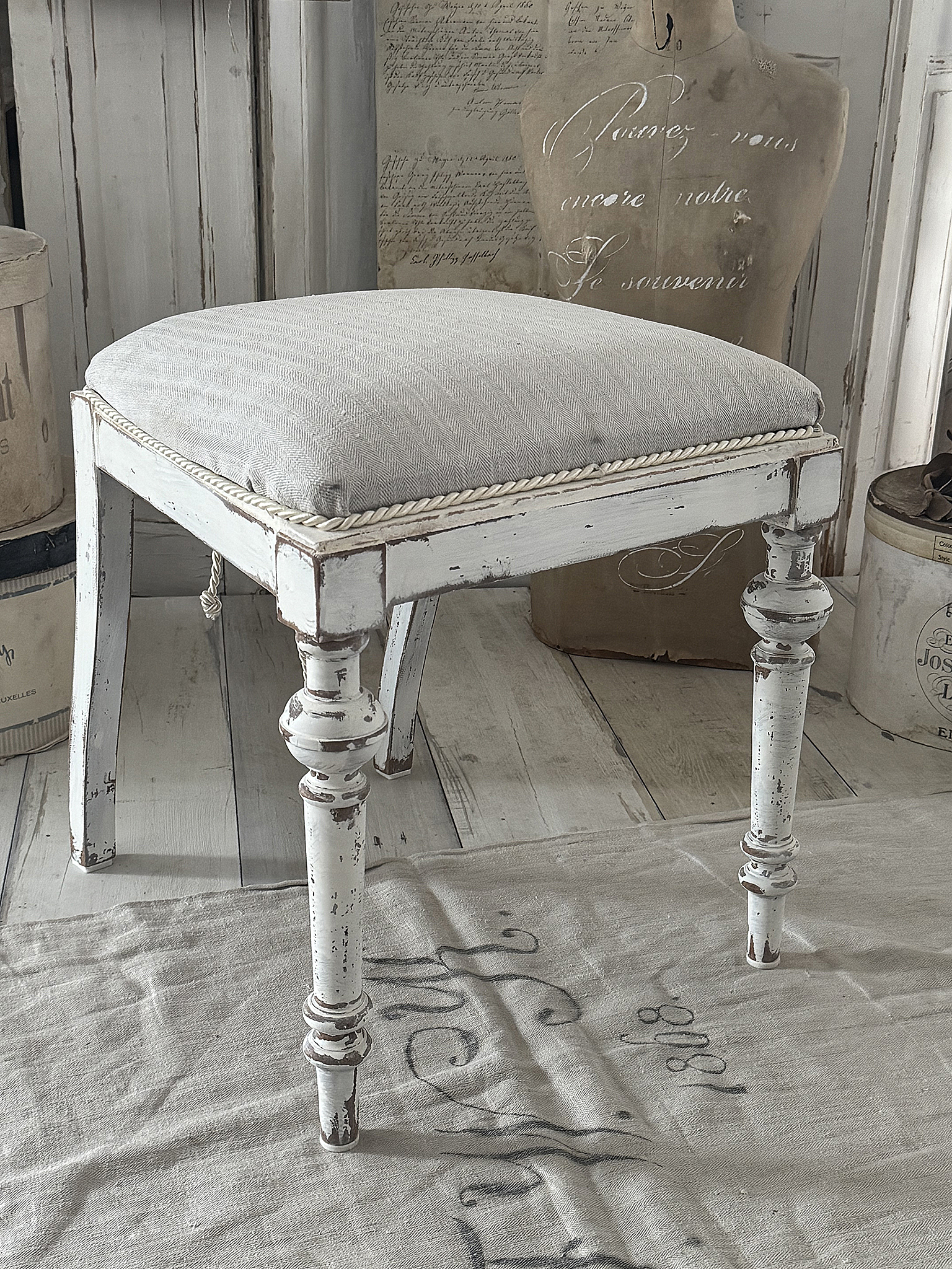  Antiker Polsterhocker mit altem Leinen***