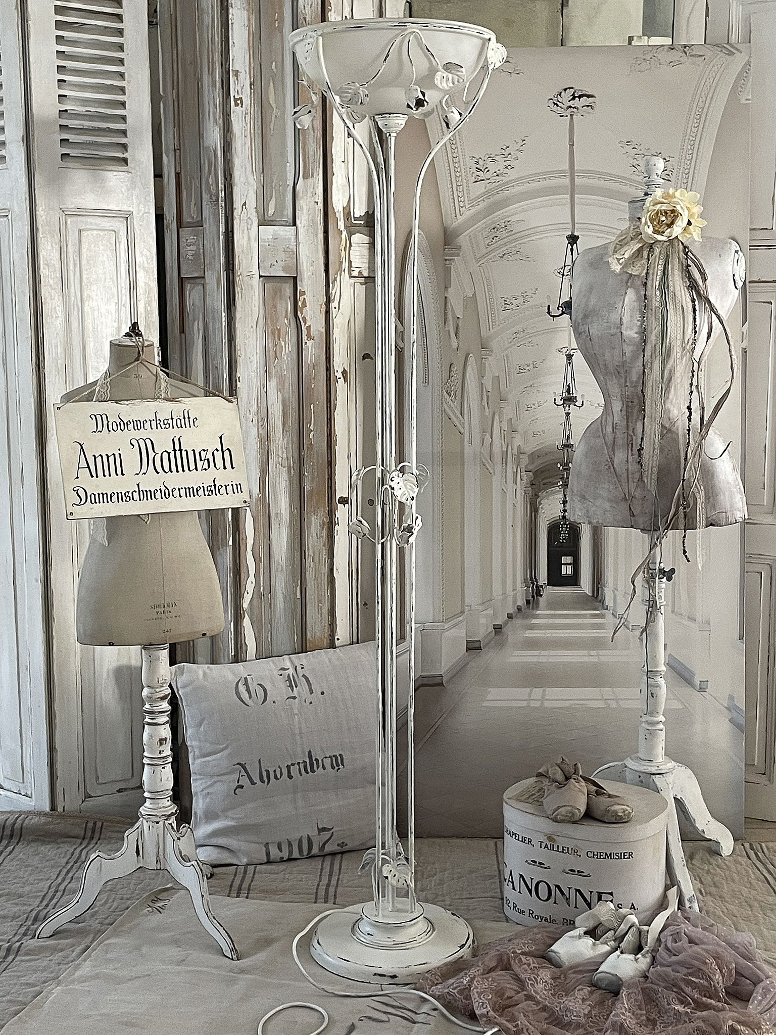 Wunderschöne Vintage-Modewerkstätte mit stilvollen Dekorationsdetails Anmutige Vintage-Dekoration in einer Modewerkstatt mit Mannequins und eleganter Beleuchtung