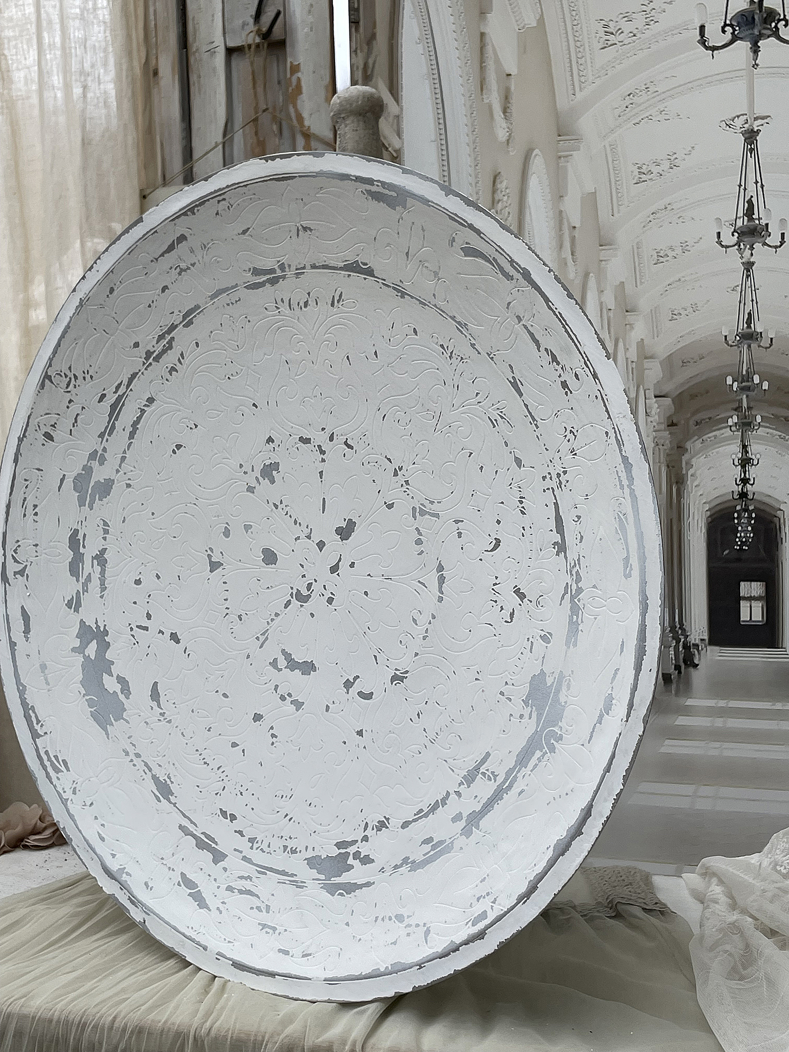 Elegante weiße Schale mit filigranem Muster in einem stilvollen Raum Weiße Schale mit detailliertem Design, platziert in einem historischen Innenraum