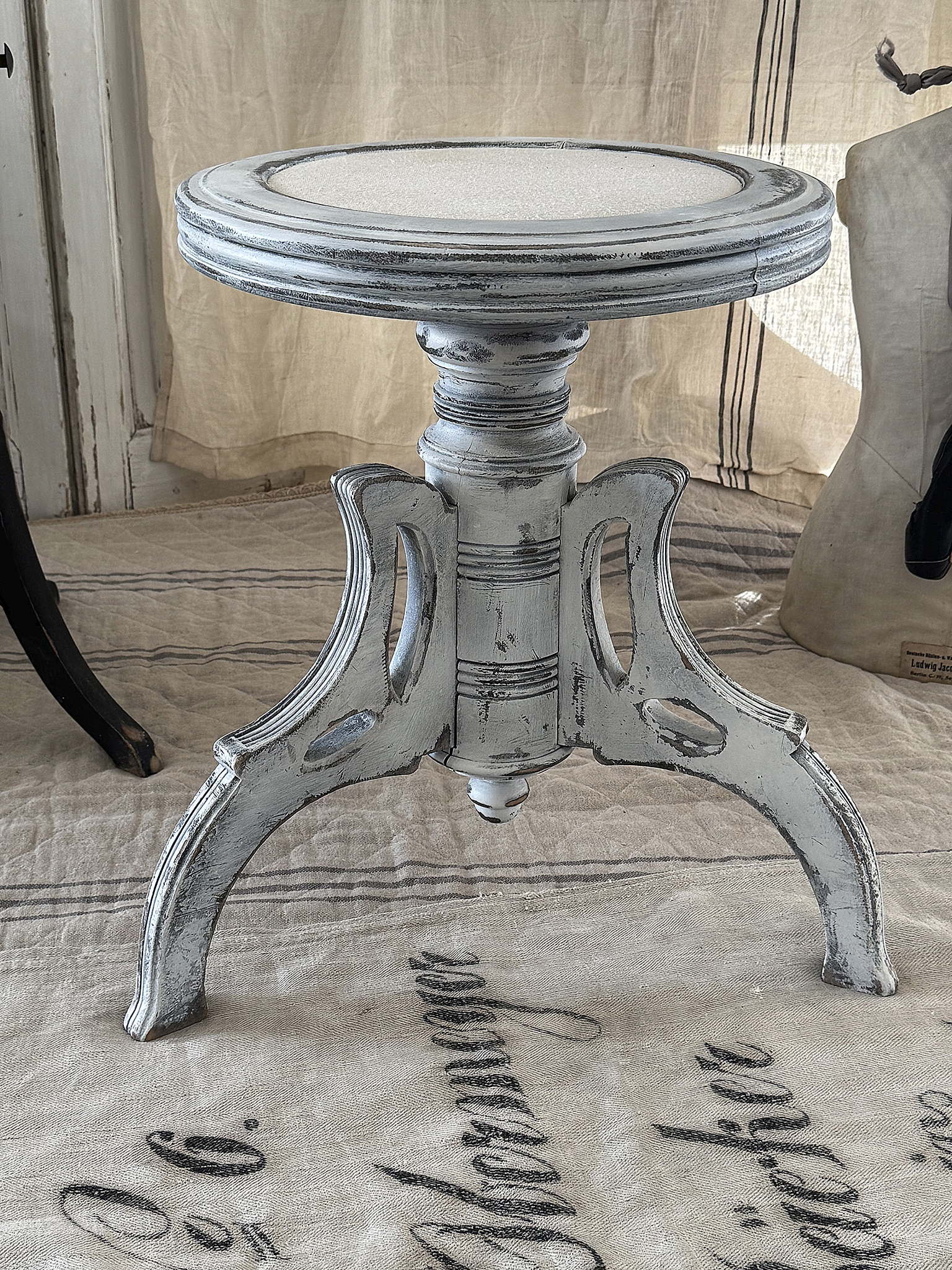 Antiker Klavierhocker im weißen Vintage-Kleid***