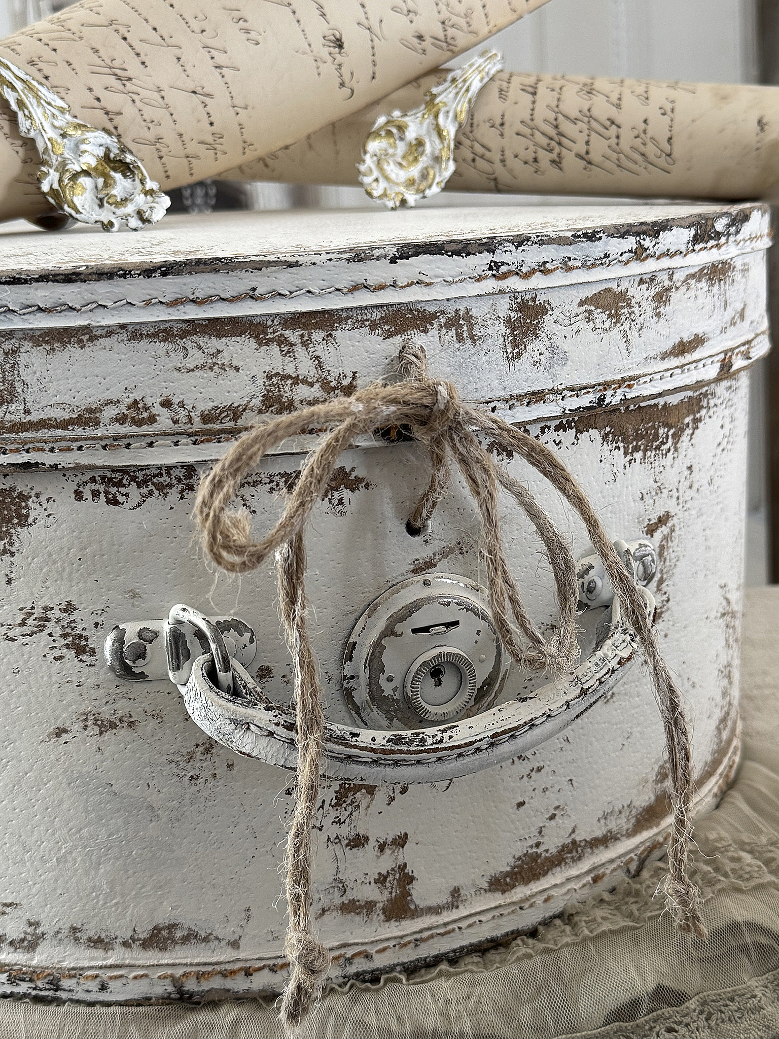 Alter Hutkoffer im mattweißen Shabby-Chic – ein bezauberndes Vintage-Schätzchen mit Patina***