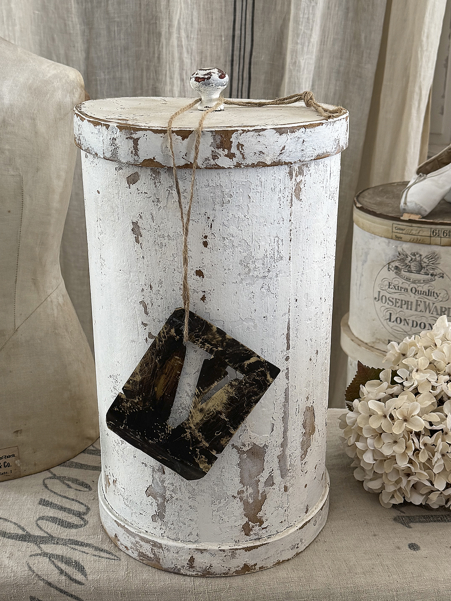 Alte große Holzdose mit antiker Schablone – nostalgischer Shabby-Chic***