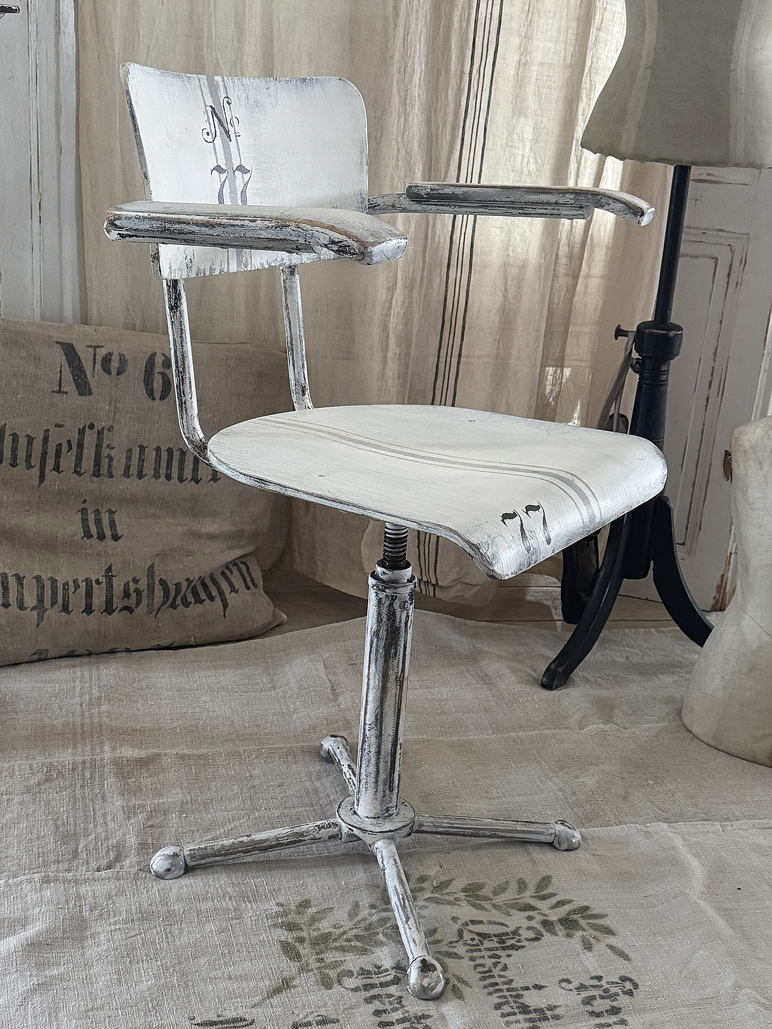 Alter Shabby Bürostuhl 77***