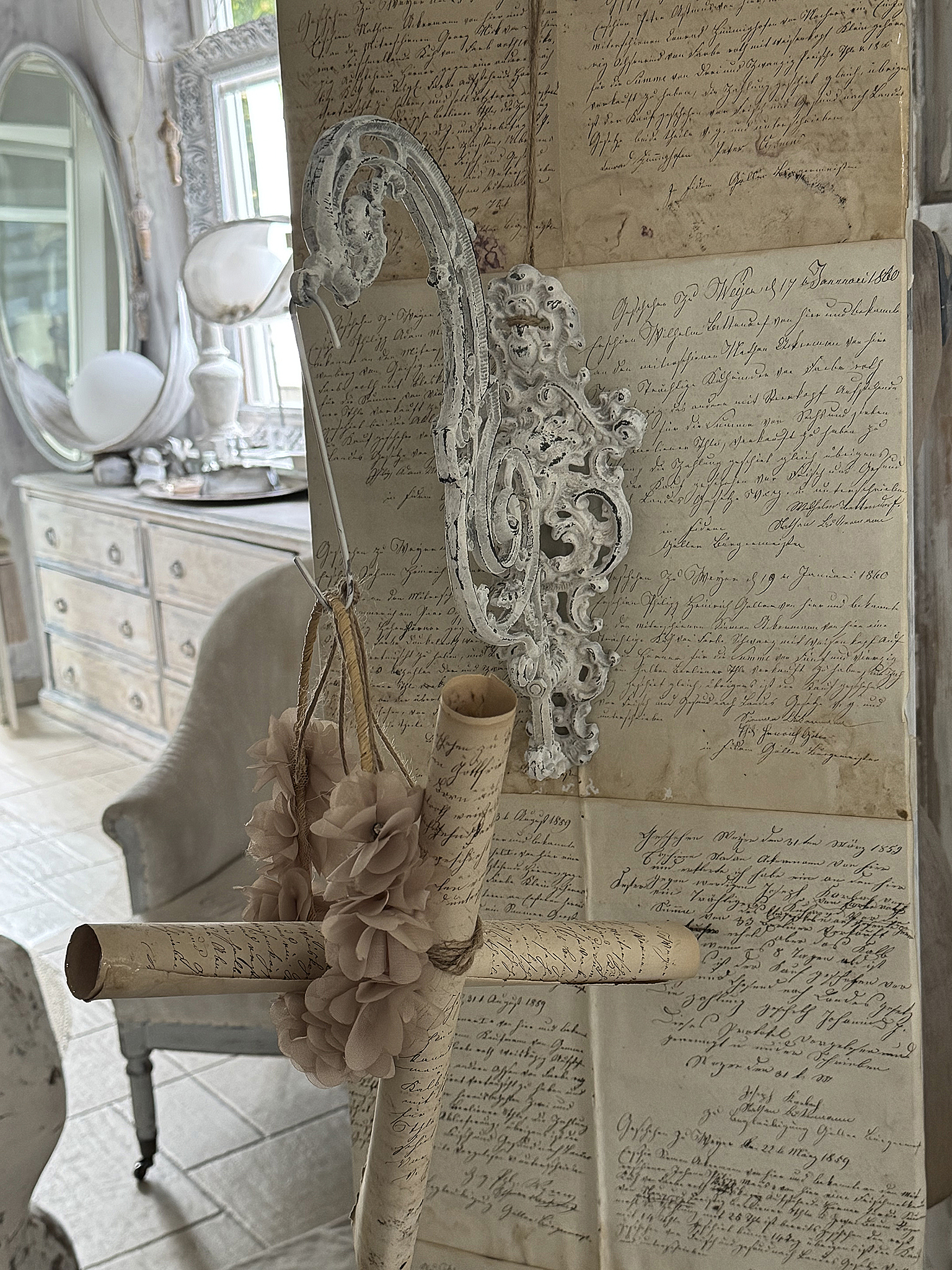  Alter Metallausleger im weißen Shabby-Kleid ***