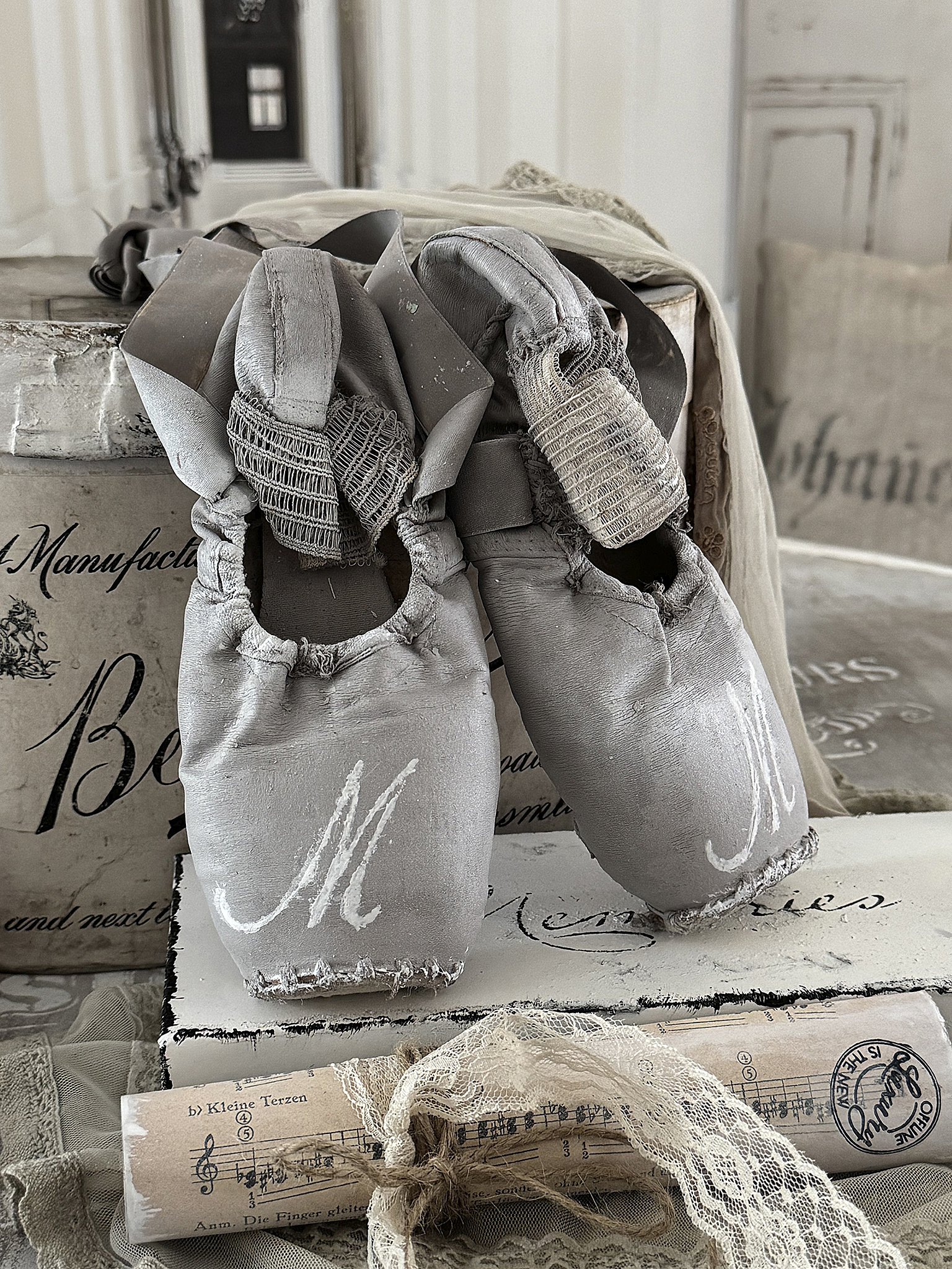 Alte Spitzenschuhe in Taupen – Vintagekleid mit Charme und Charakter***