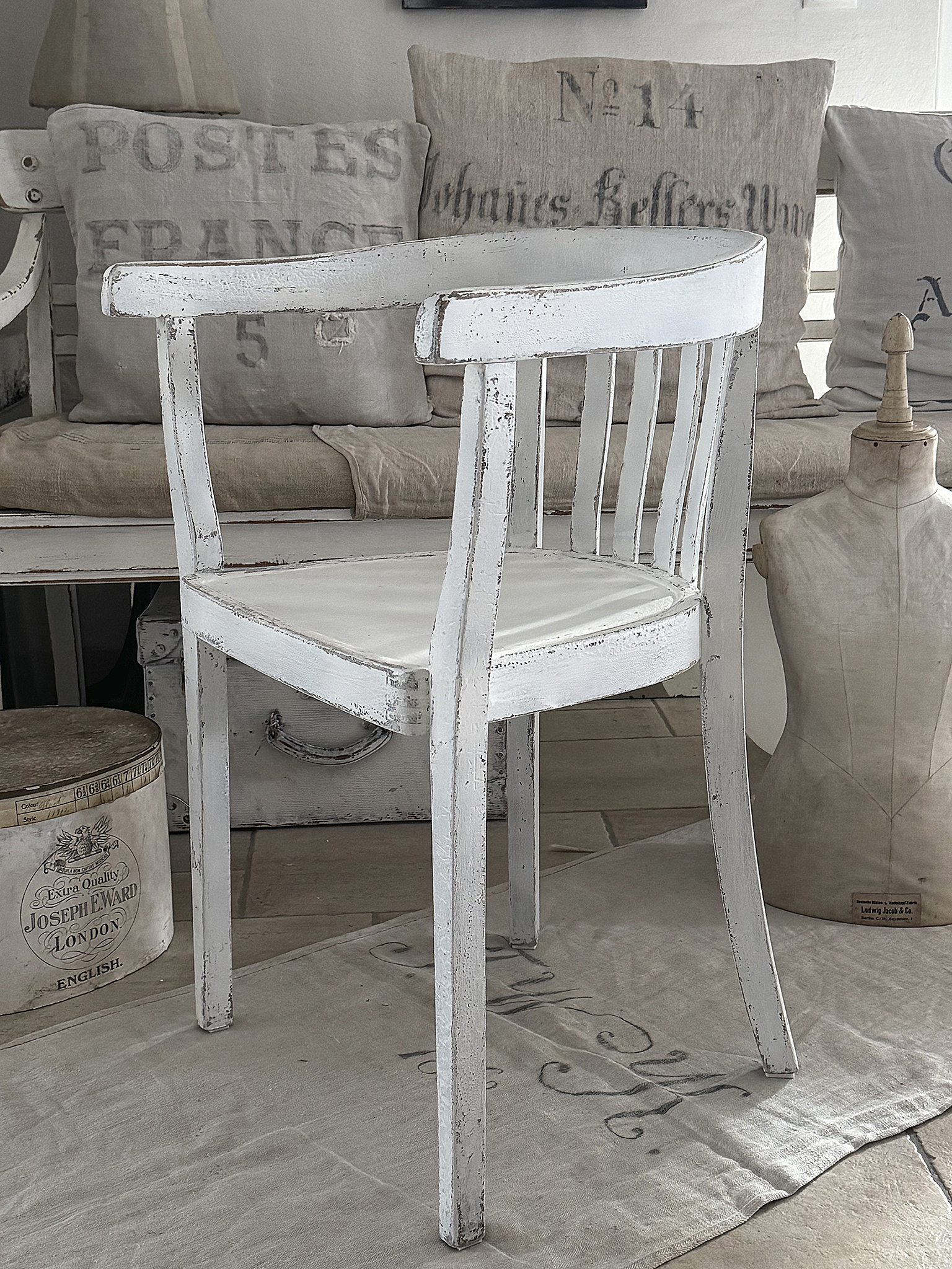 Alter Armlehnenstuhl Bauhaus im weißen Vintagekleid***