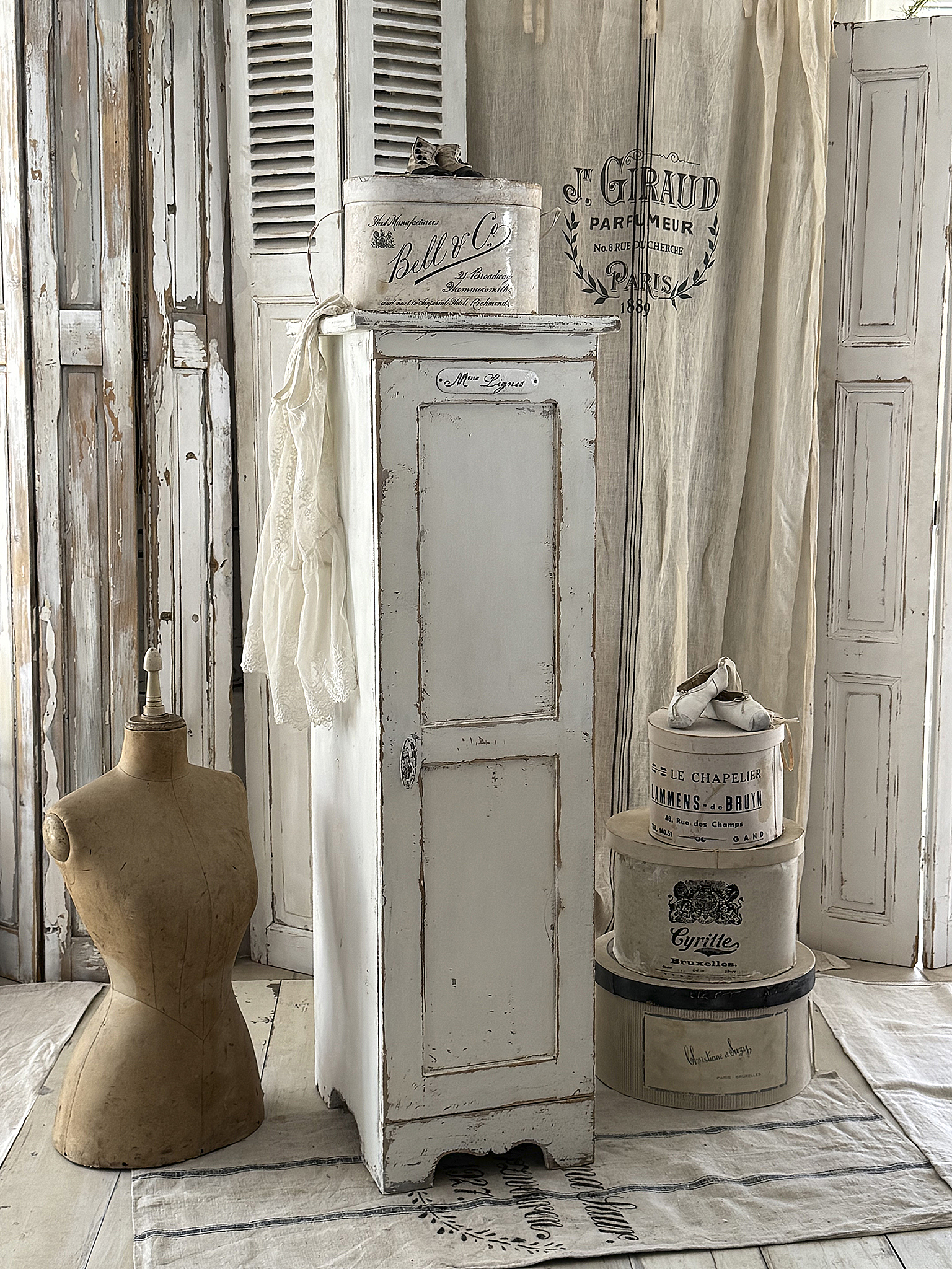 Zauberhafter antiker Hochschrank aus Vollholz – Shabby Chic Vintage-Unikat***