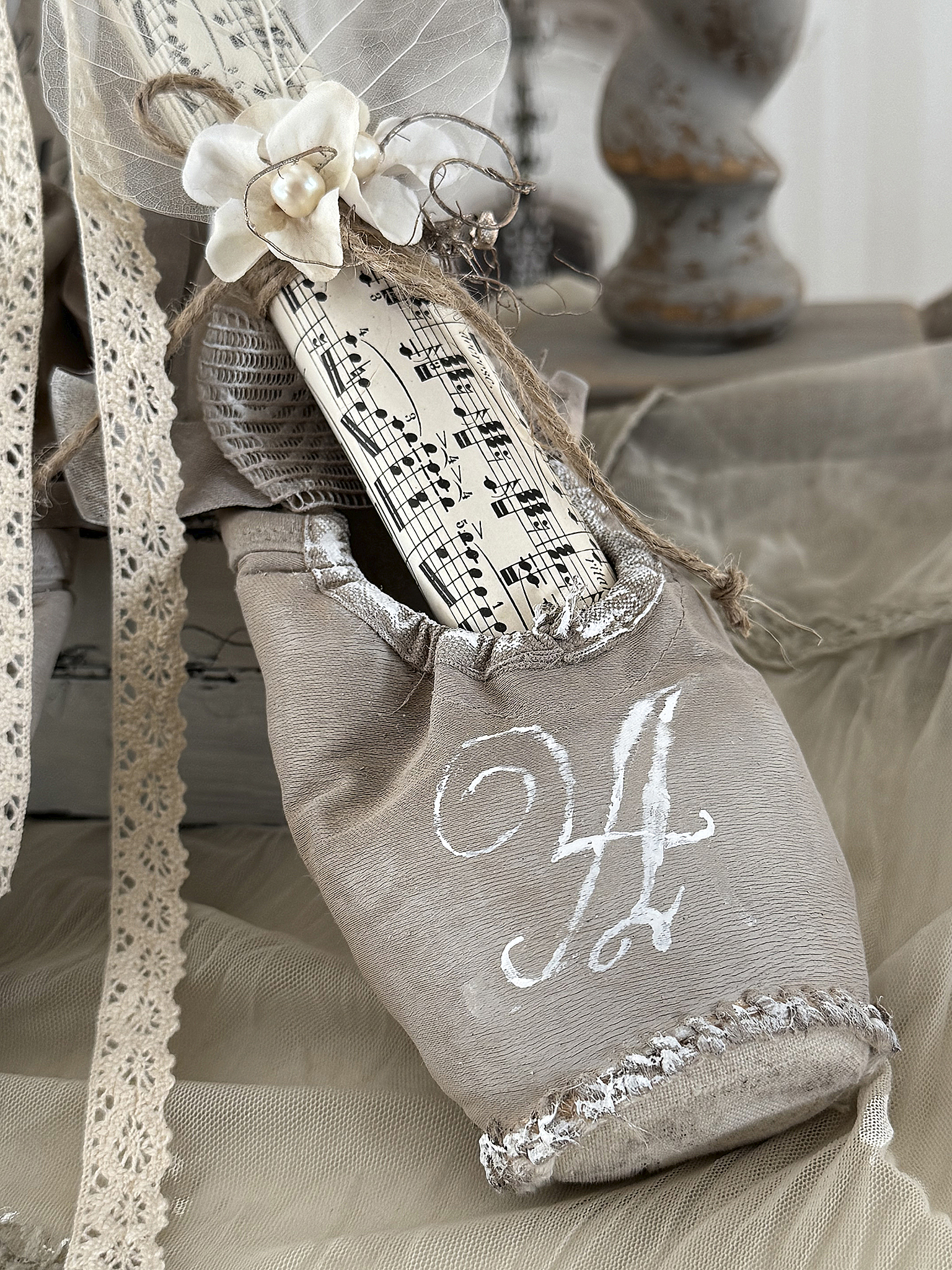 Vintage Spitzenschuhe Sandtaupe mit Monogramm A***