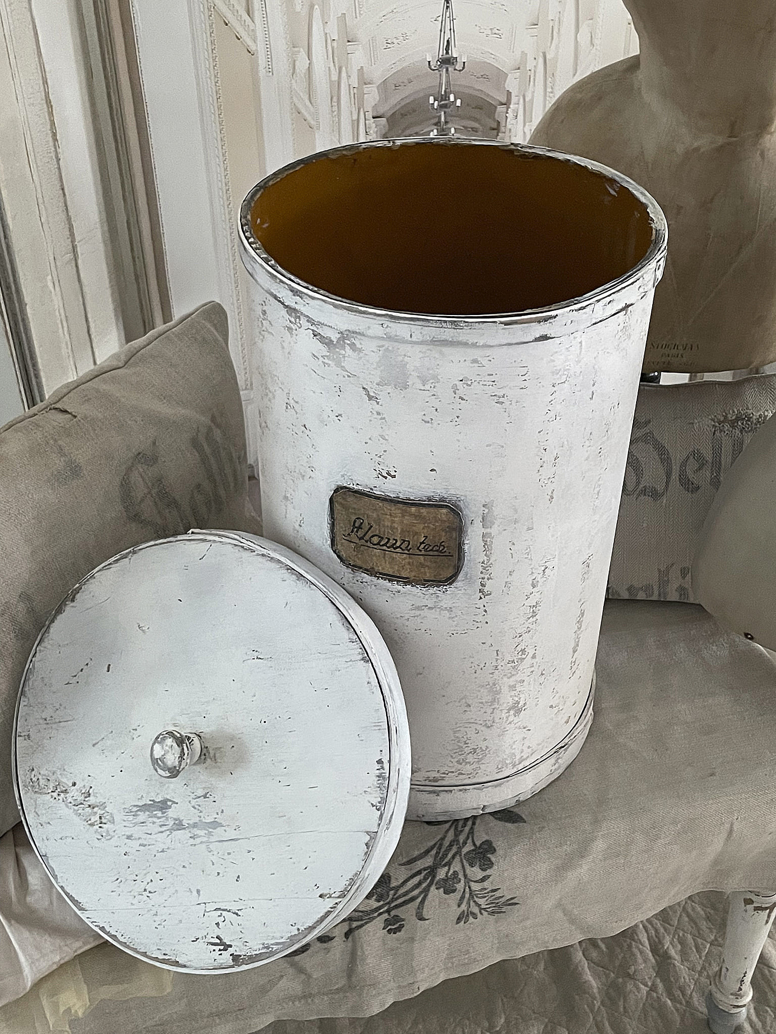 Eleganter, weißer Vintage Eimer mit Deckel und braunem Innenraum auf einem Tisch