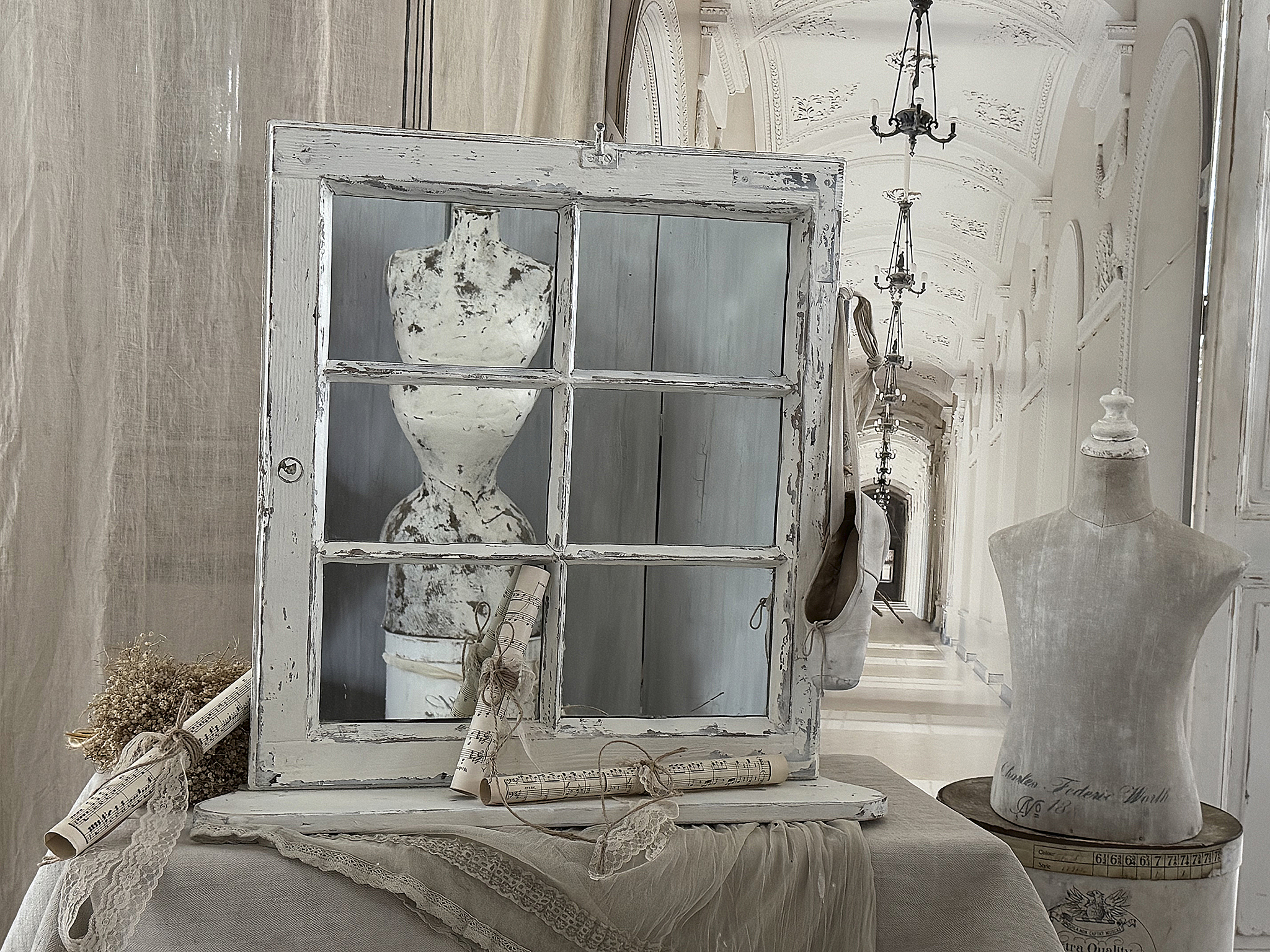 Altes Sprossen-Spiegelfenster mit Fensterbank***