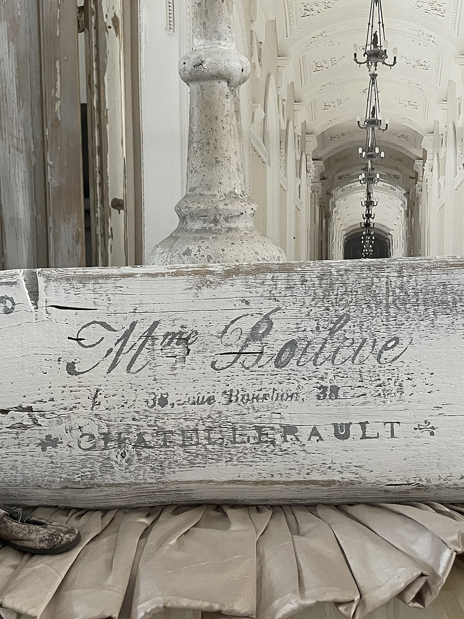 Antikes Schild mit der Aufschrift 'Mr. Boilève' und nostalgischem Flair Dekoratives antikes Holzschild mit der Aufschrift 'Mr. Boilève' in einem gemütlichen Innenraum